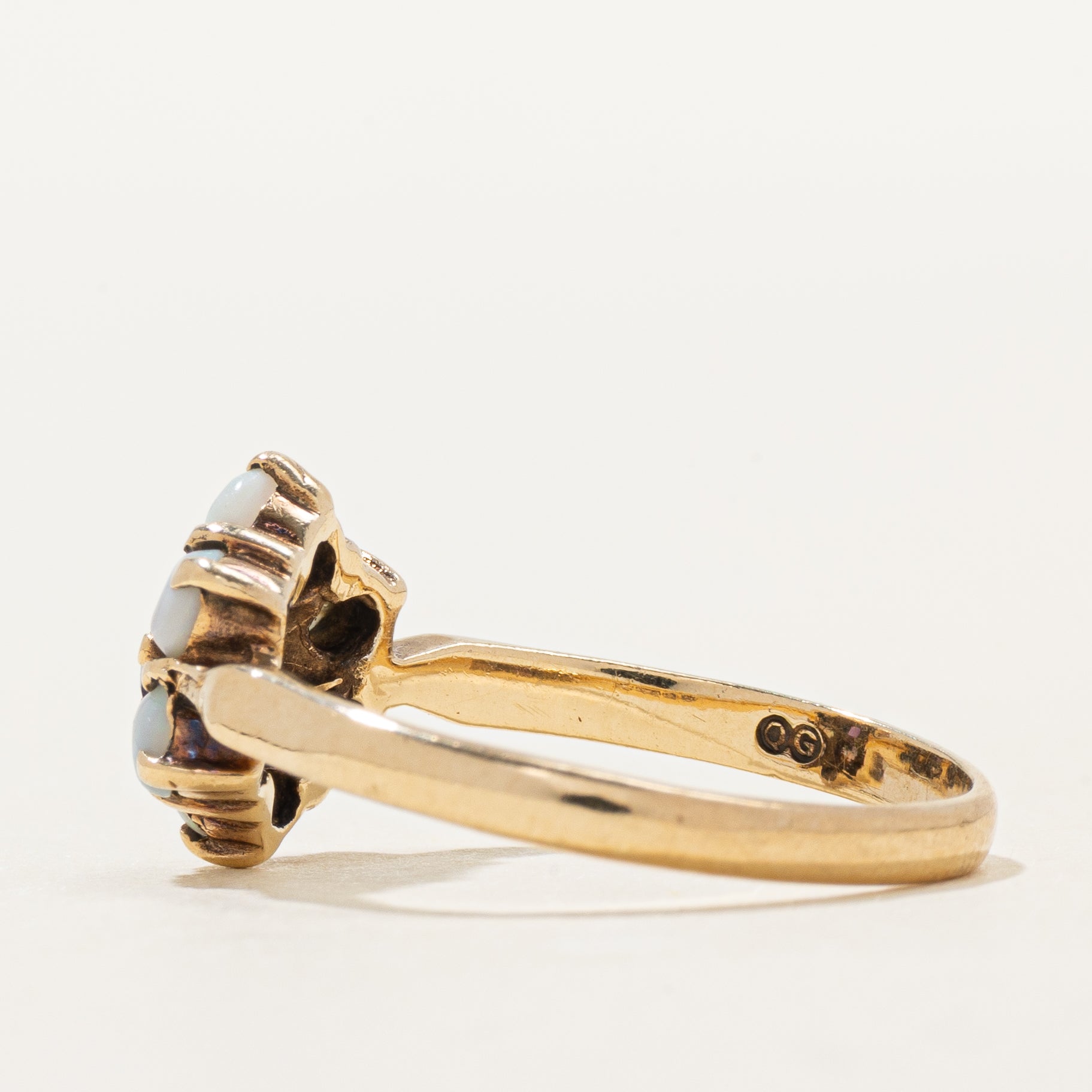 Bague en verre pâte cabochon et pétale d'opale, Londres, 1976 | 0,12 ct, 0,31 ct au total | Taille 7,25