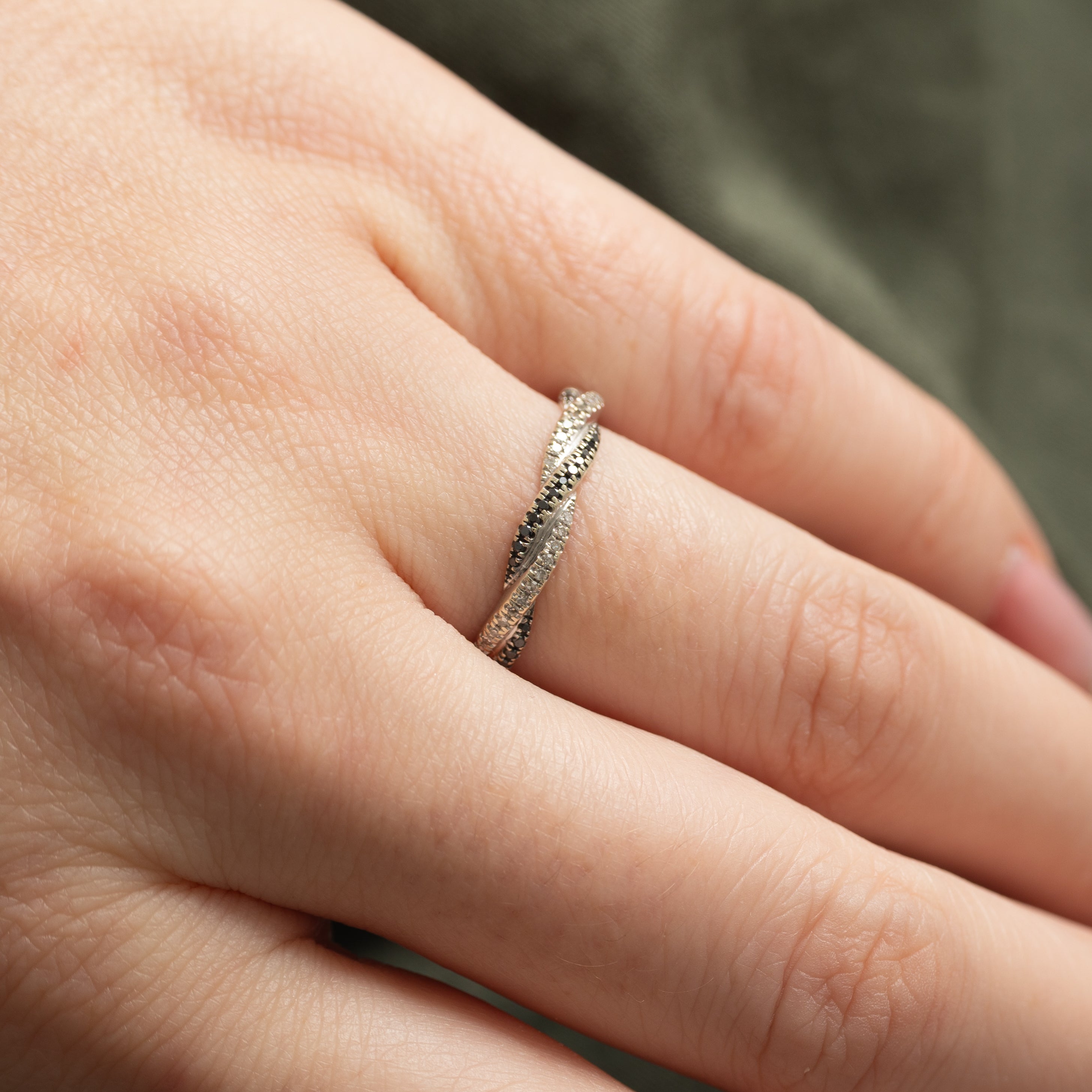Bague croisée en diamants noirs et blancs | 0,1 ct au total | Taille 6,5 |