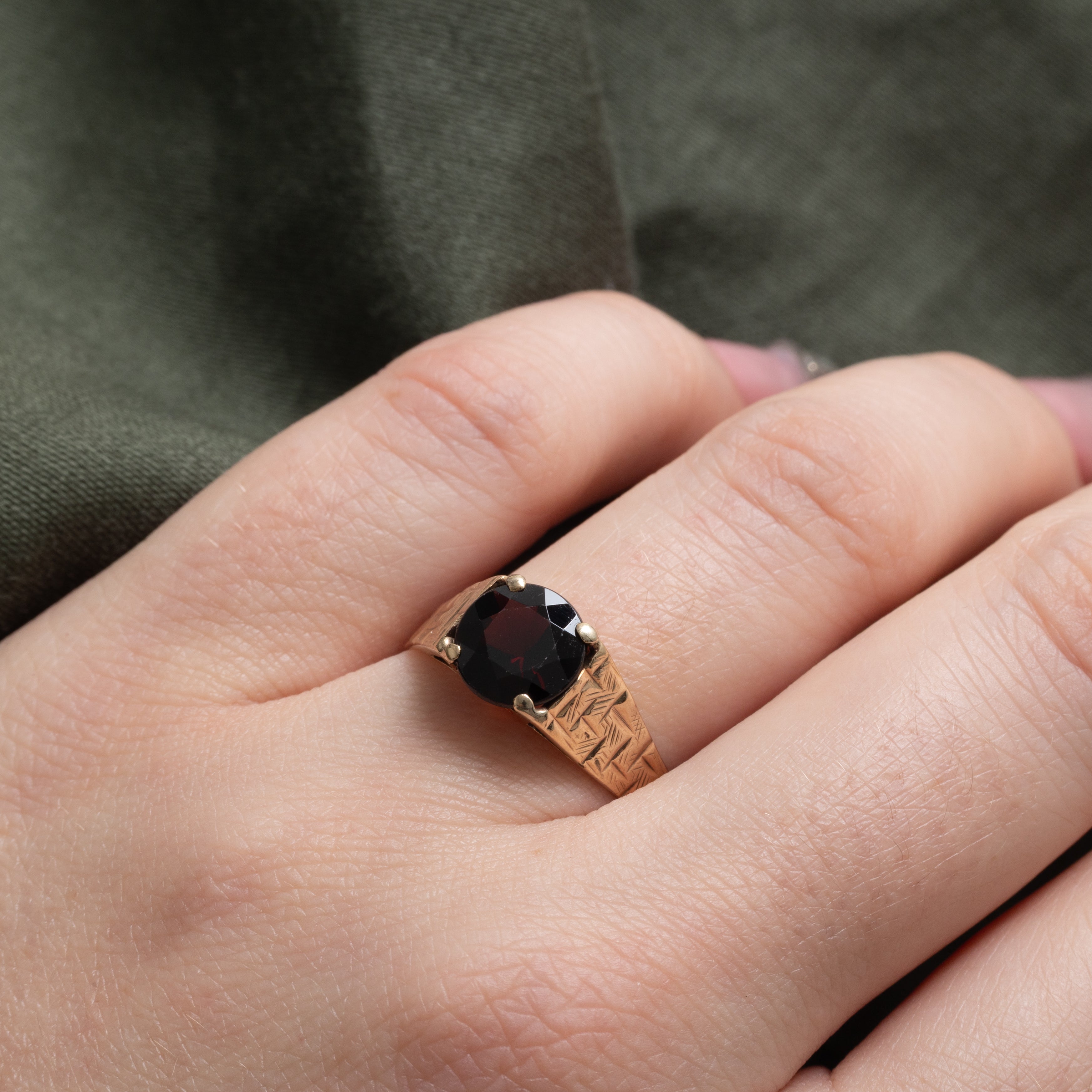 Bague solitaire en grenat gravée | 1,8 ct | Taille 8,5 |