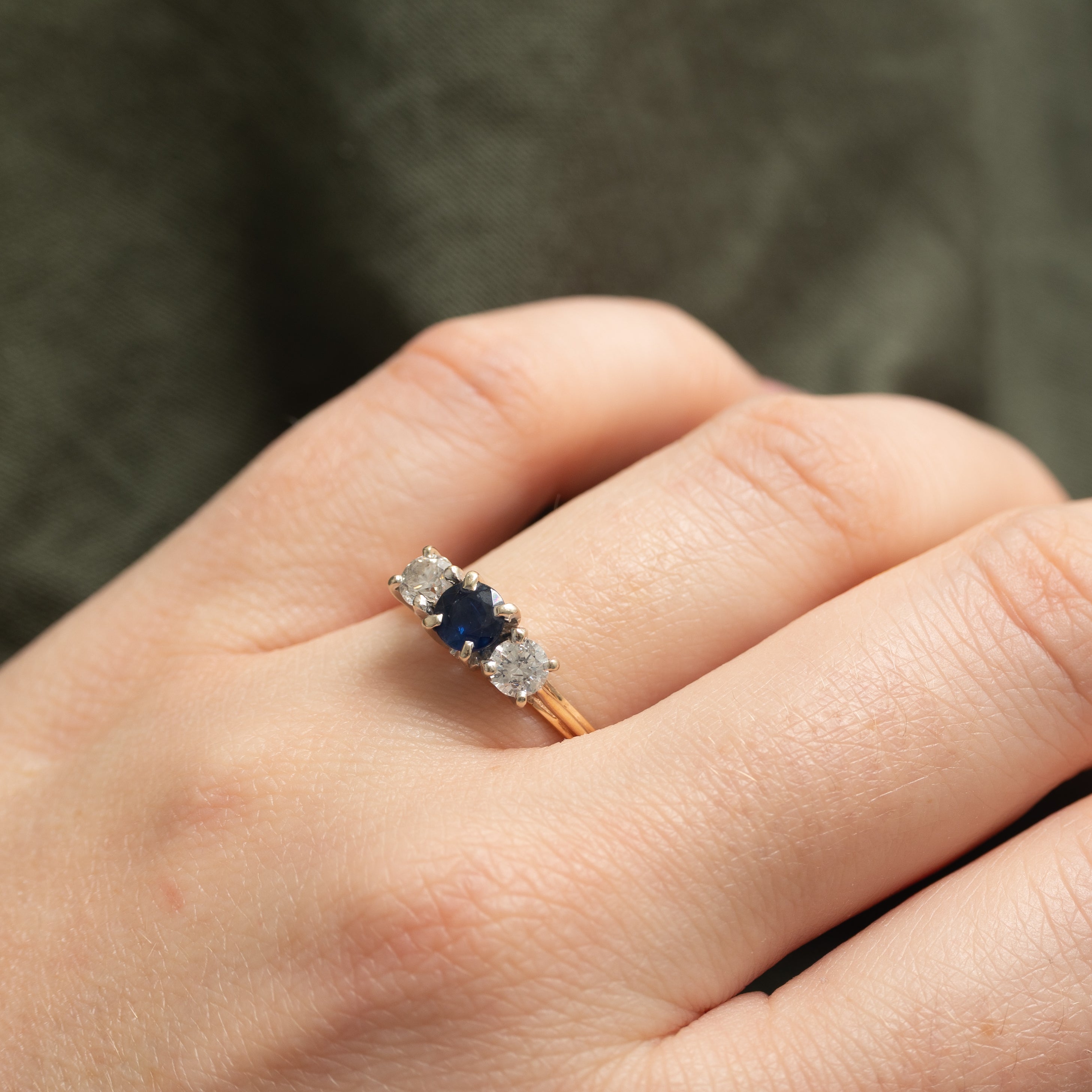 Bague trois pierres saphir et diamant | 0,7 ct, 0,4 ct au total | Taille 7,5 |