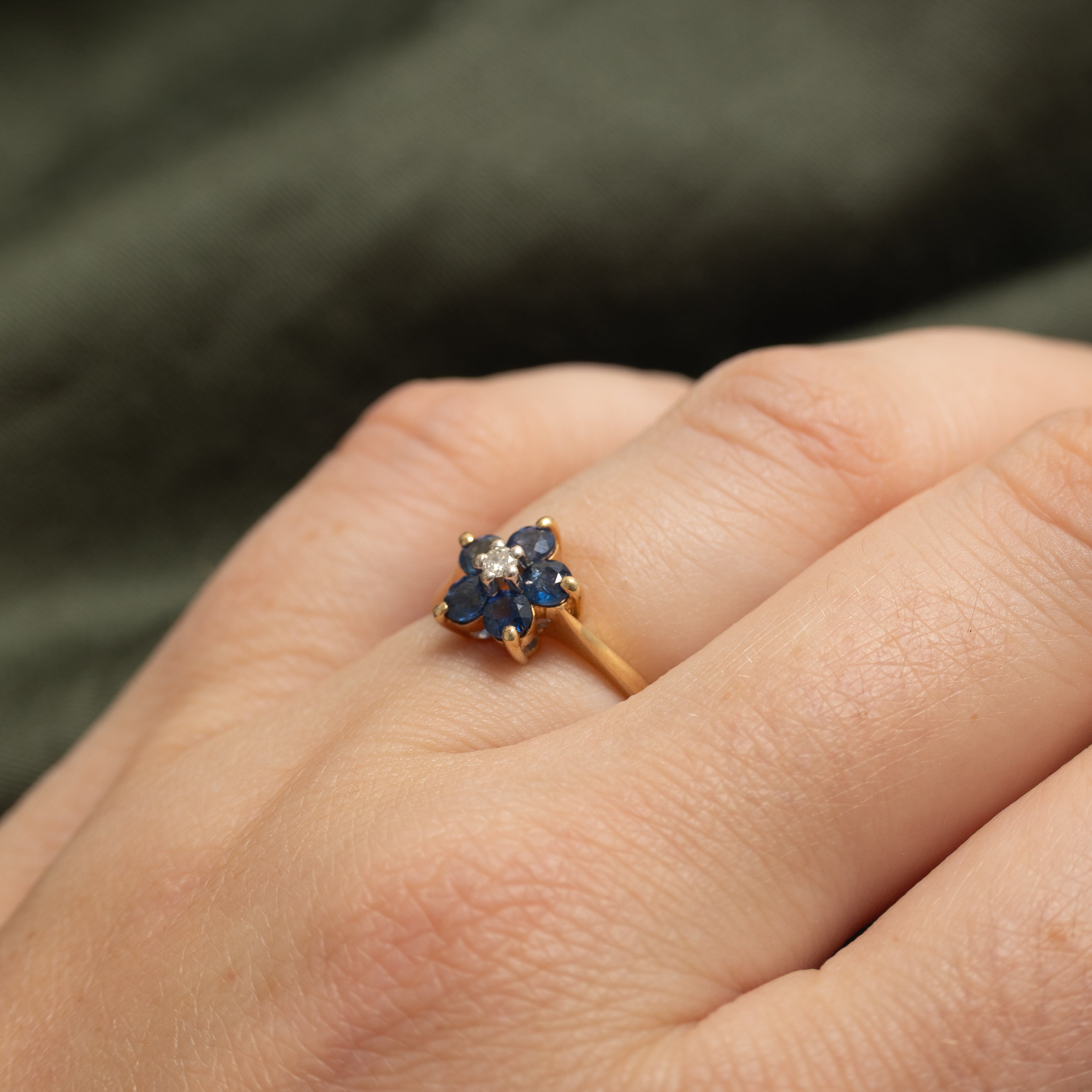 Bague fleur en saphir et diamants | 0,60 ct au total, 0,02 ct | Taille 4,5