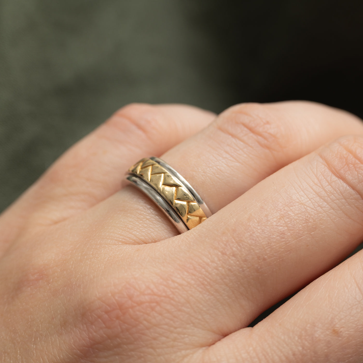 14k Two Tone Gold Herringbone Patterned Band | SZ 6.5