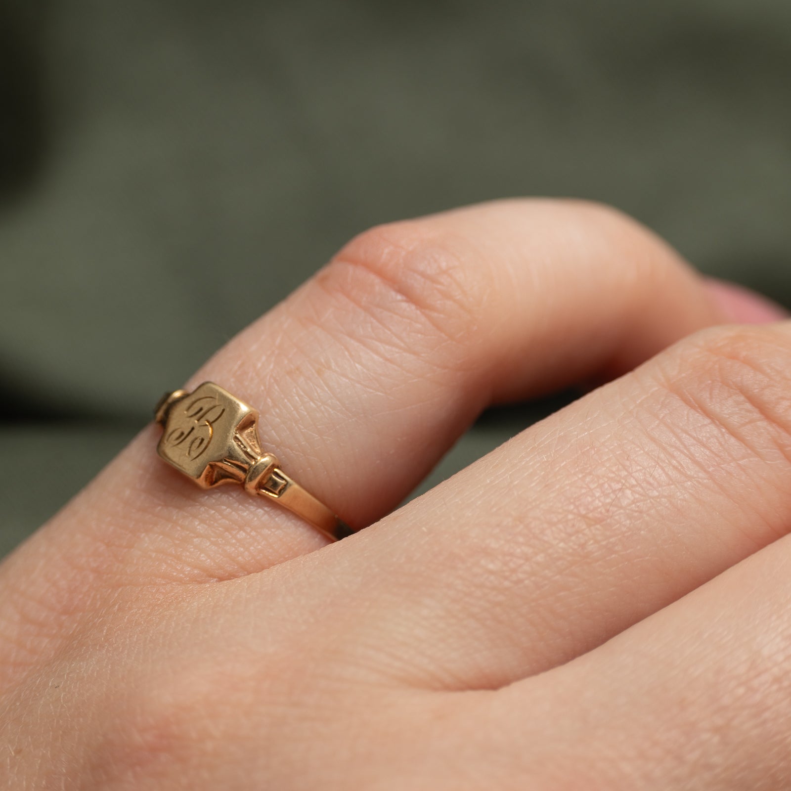Bague chevalière initiale « B » en or jaune 10 carats | Taille 4