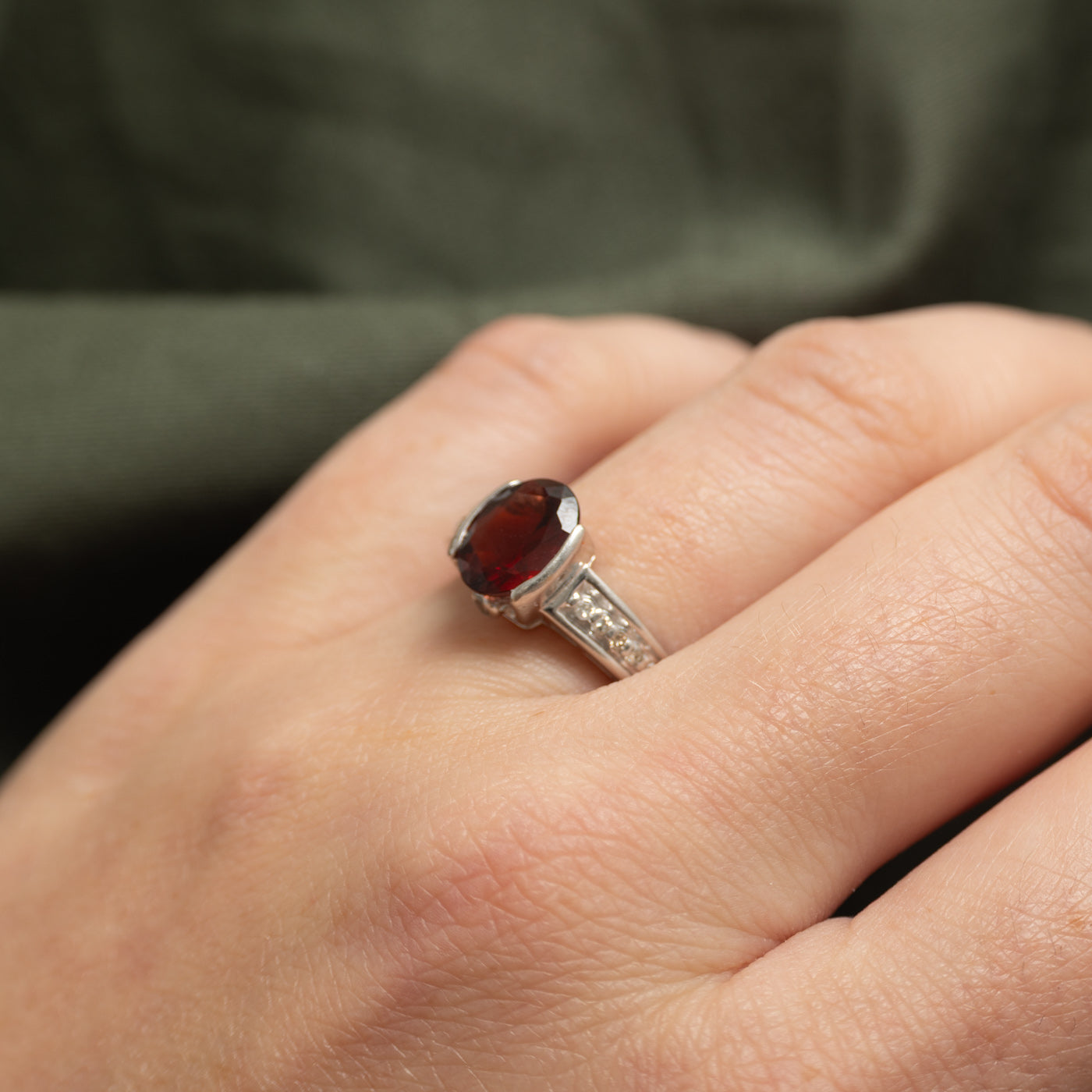 Bague sertie tension de grenat et de diamants | 1,70 ct, 0,12 ct au total | Taille 6,25