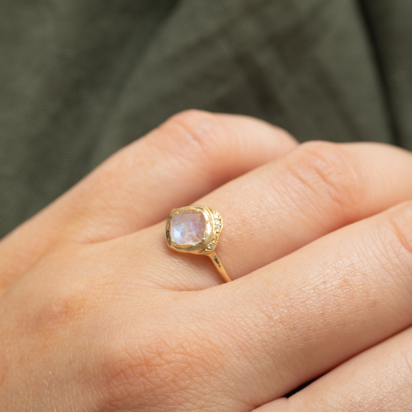 Bague en pierre de lune taille coussin et diamants | 1,00 ct, 0,01 ct au total | Taille 6,5