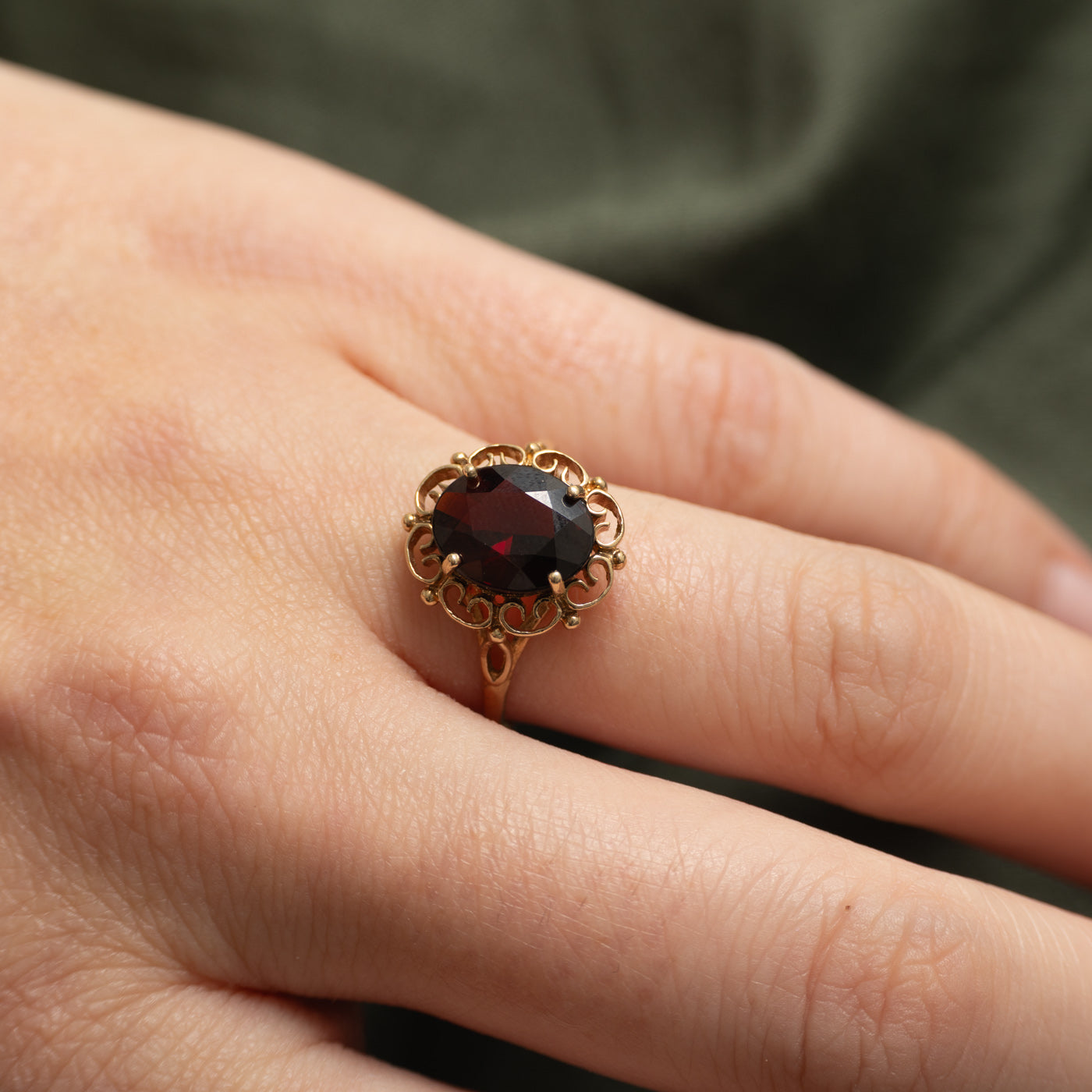 Bague en grenat de Birmingham de 1995, ornée de volutes | 2,20 ct | Taille 8,5