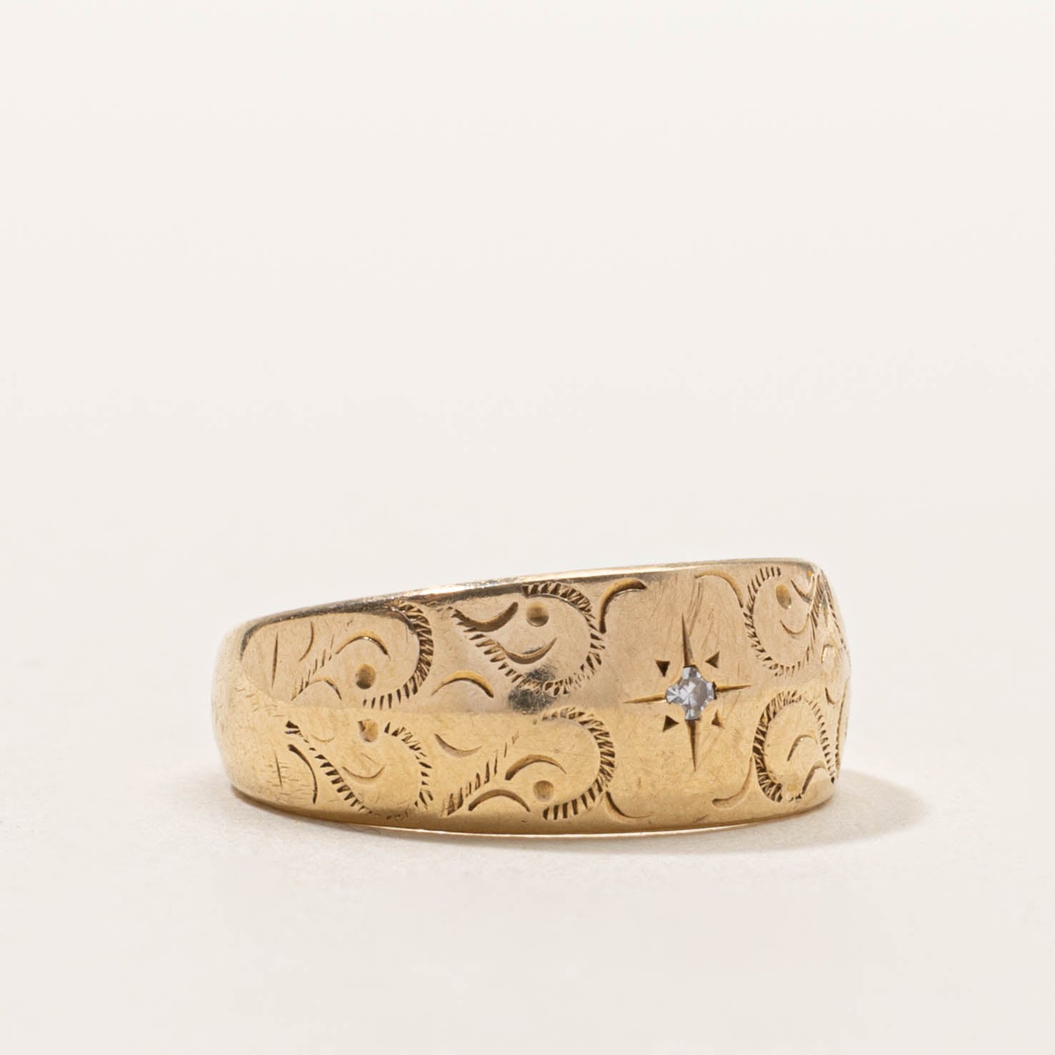 14k Star Set Diamond Engraved Dome Ring | SZ 6.5