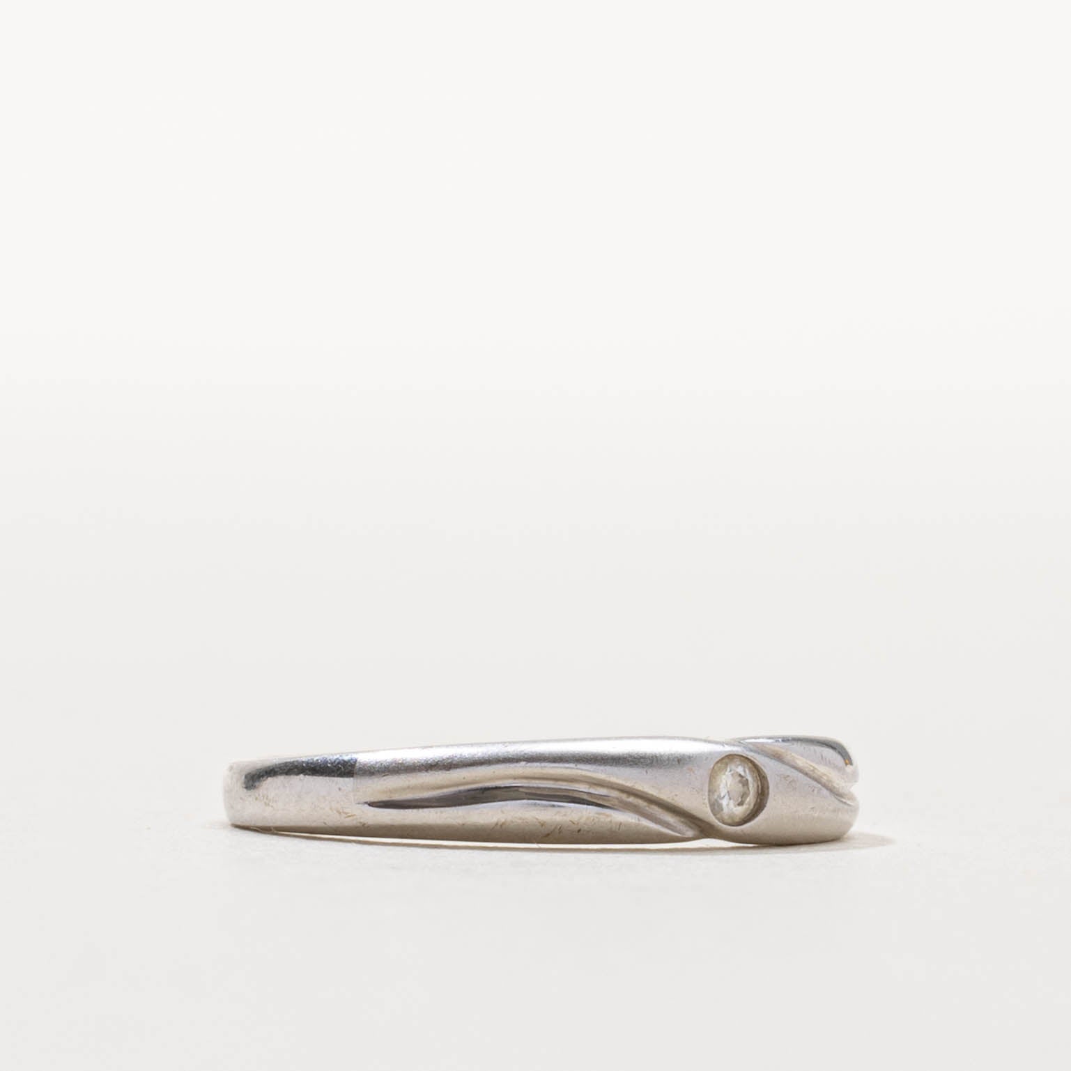 18k Flush Set Diamond Grooved Band | SZ 6