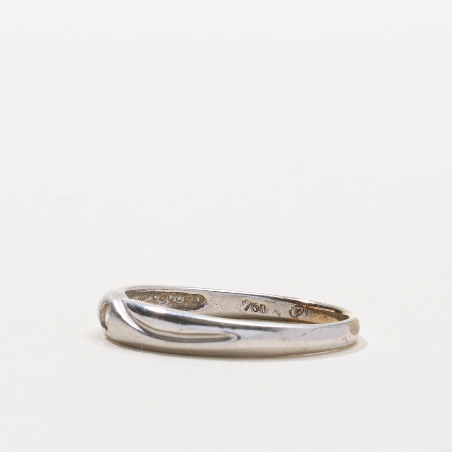 18k Flush Set Diamond Grooved Band | SZ 6