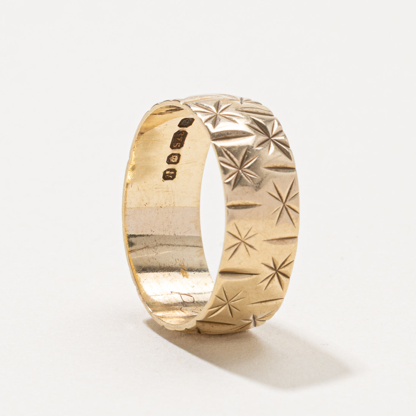 1975 London 9k Star Engraved Band | 7.15mm | SZ 6