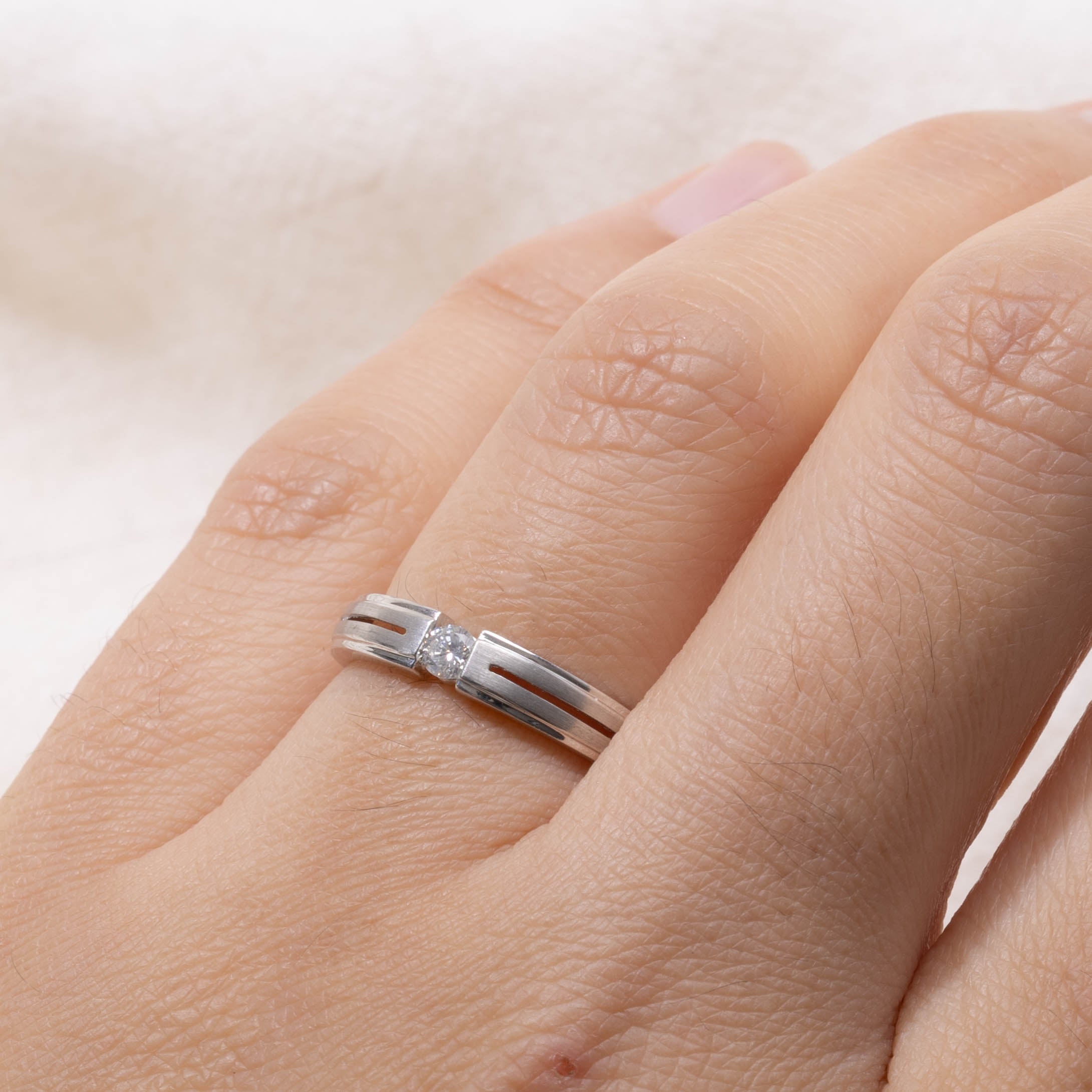 18k Tension Set Diamond Grooved Ring | SZ 5.75