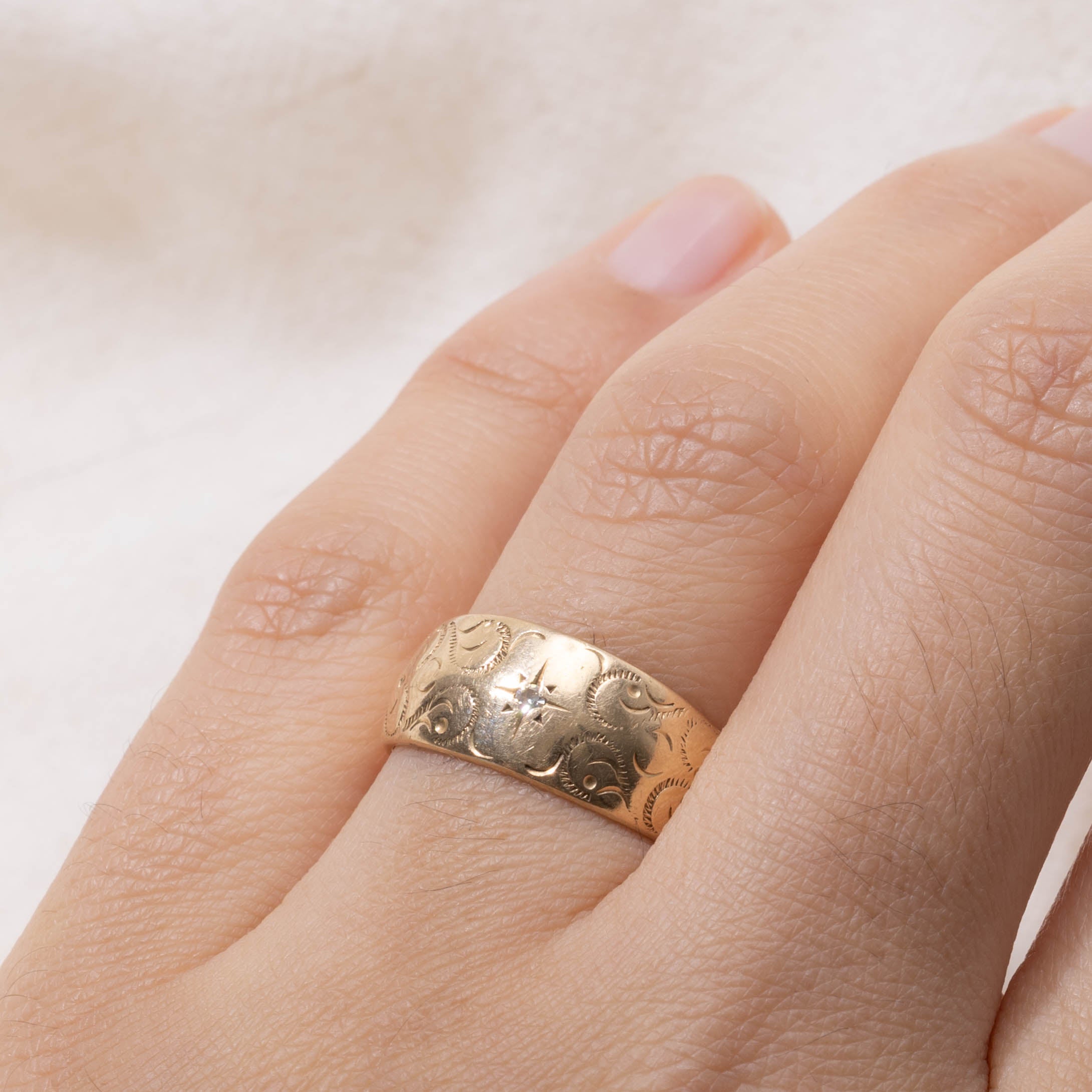 14k Star Set Diamond Engraved Dome Ring | SZ 6.5