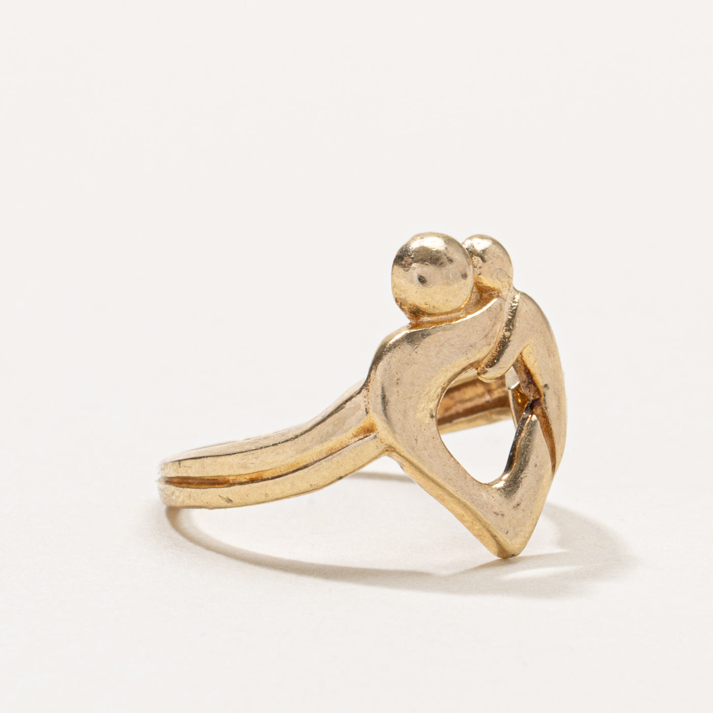 10k Hugging Figures Heart Ring | SZ 4.5