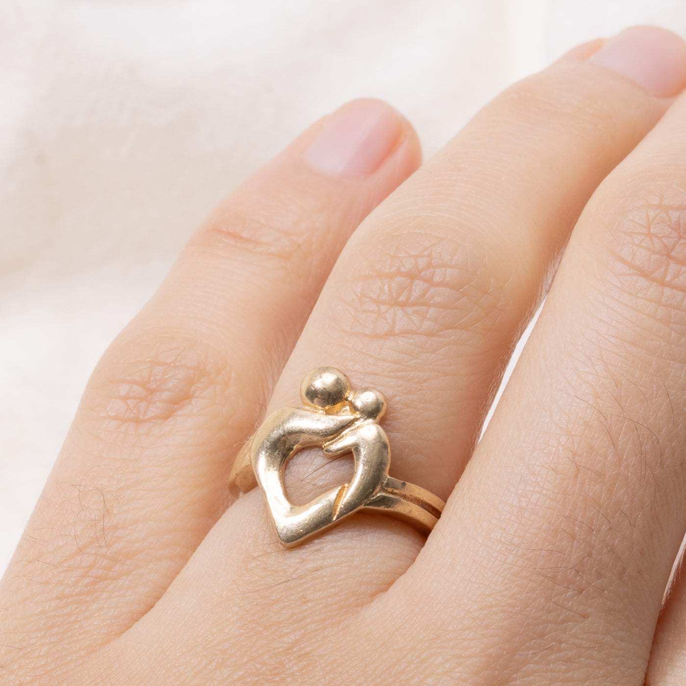 10k Hugging Figures Heart Ring | SZ 4.5
