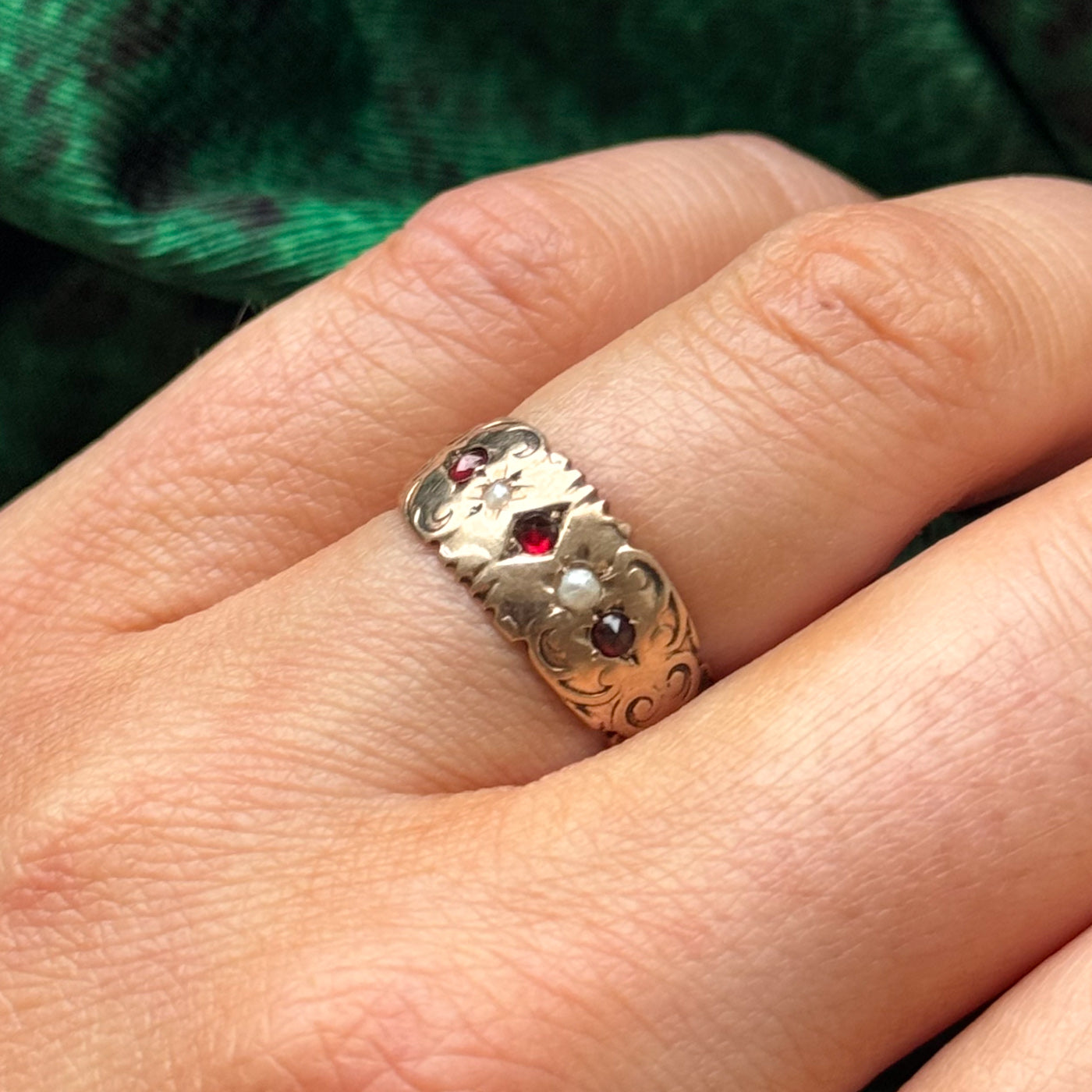 Vintage Garnet & Seed Pearl Ring | 0.09ctw | SZ 5.75 |