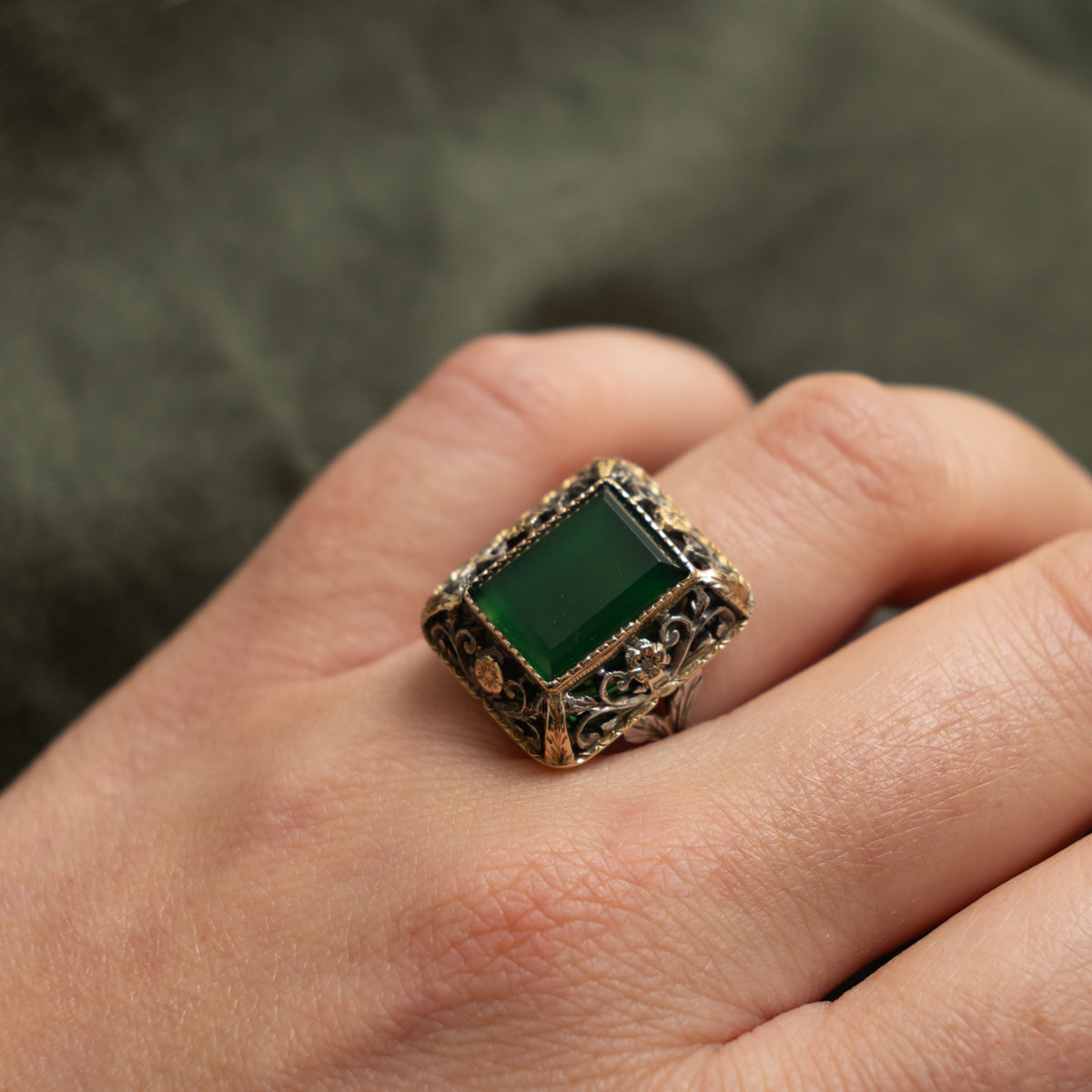 Late Victorian 18k & Silver Chrysoprase Sentimental Compartment Ring | SZ 7.5