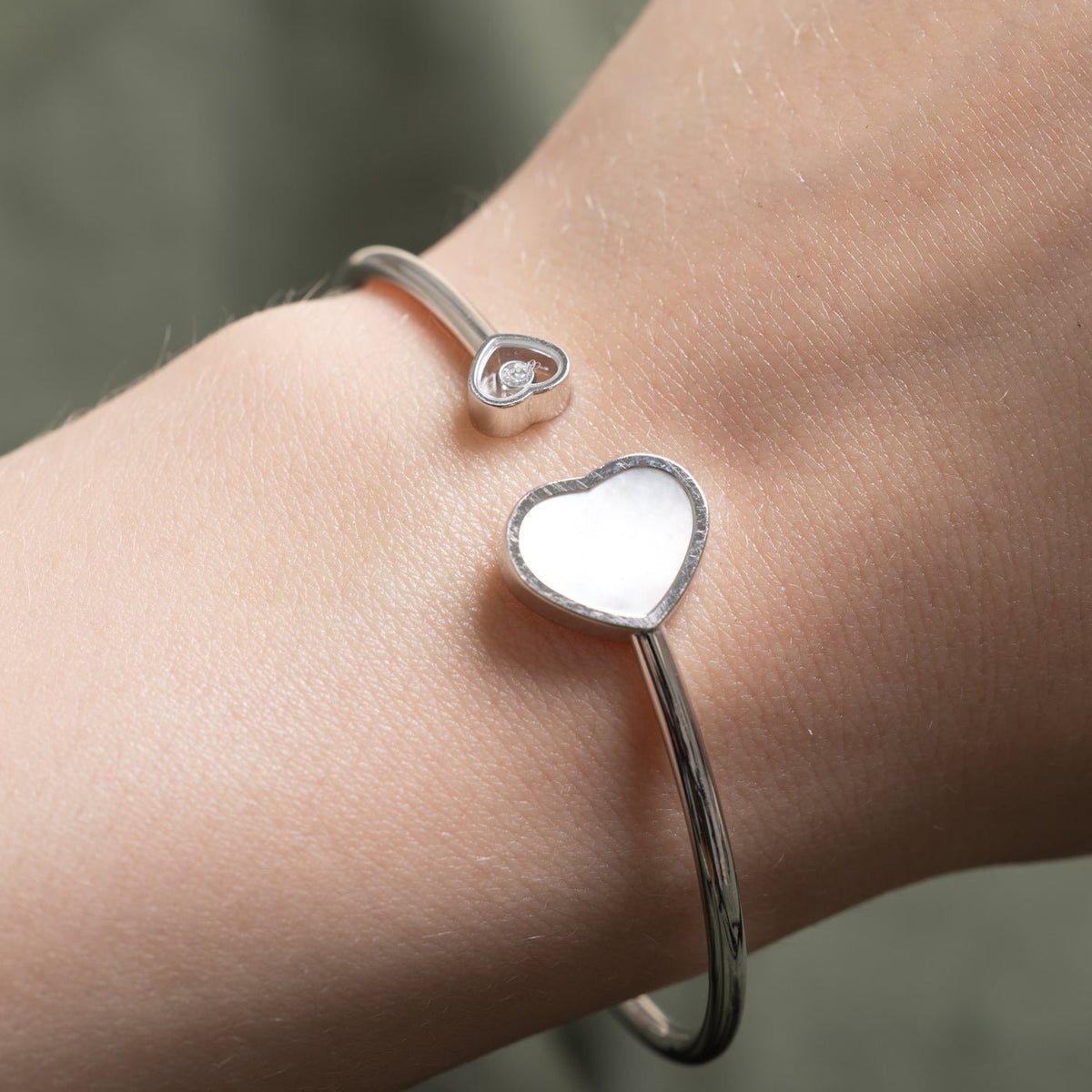 'Chopard' Happy Hearts Bangle, Diamond, Mother-of-Pearl | 1.00ct, 0.05ct | 6"