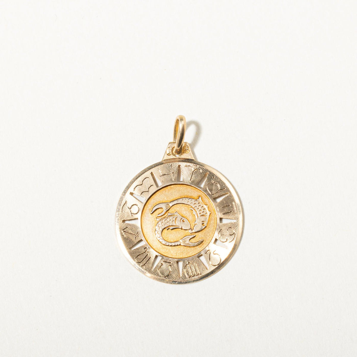 18k Yellow Gold Pisces Zodiac Circle Pendant