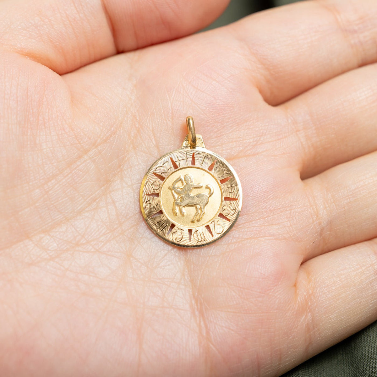 18k Yellow Gold Embossed Sagittarius Zodiac Circle Pendant