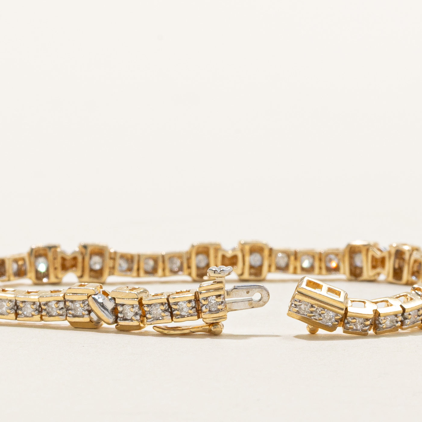 Bracelet tennis géométrique en or 14 carats serti de diamants | 0,75 ct | 17,8 cm