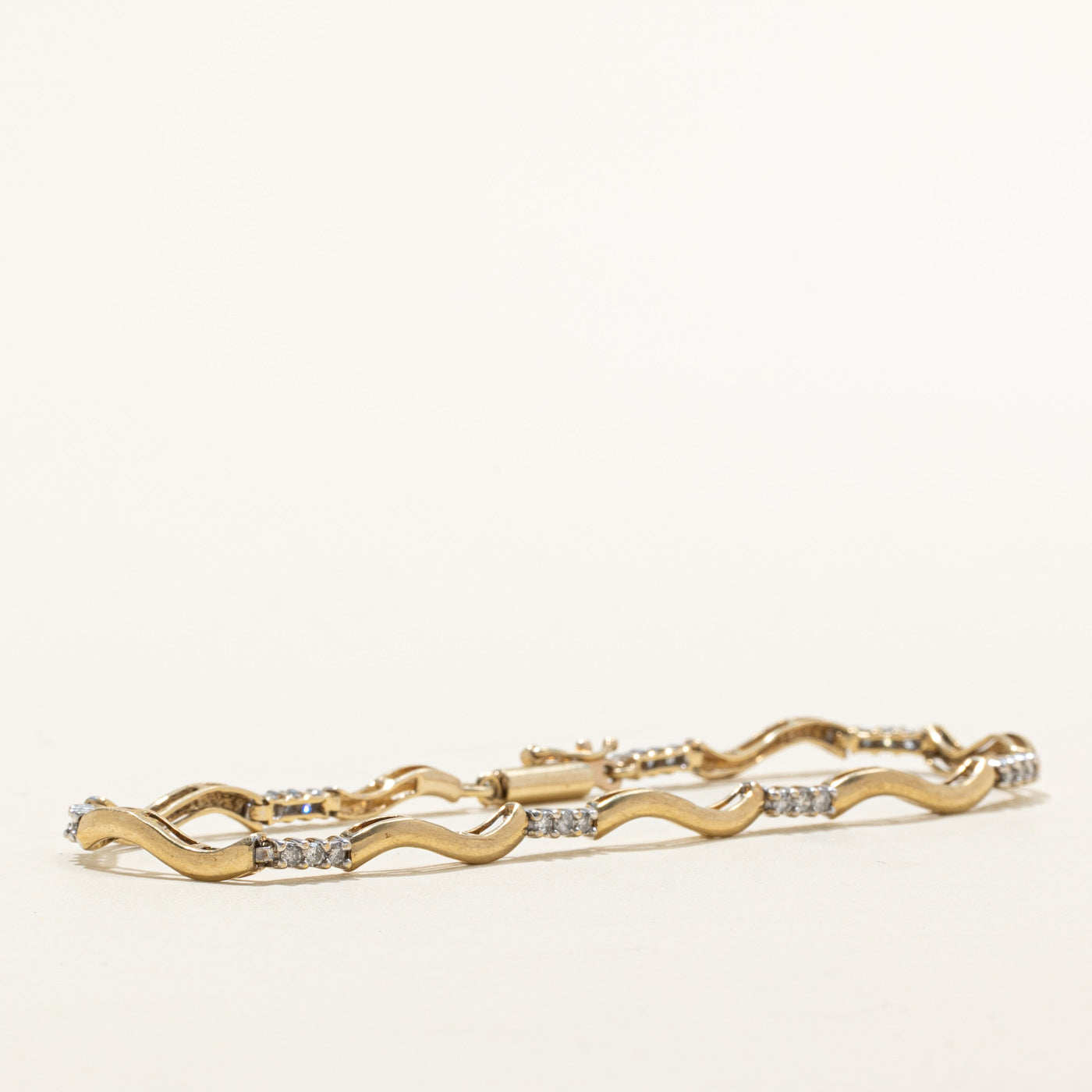 Bracelet tennis Wave en or 10 carats serti de diamants | 0,50 ct au total | 18,4 cm