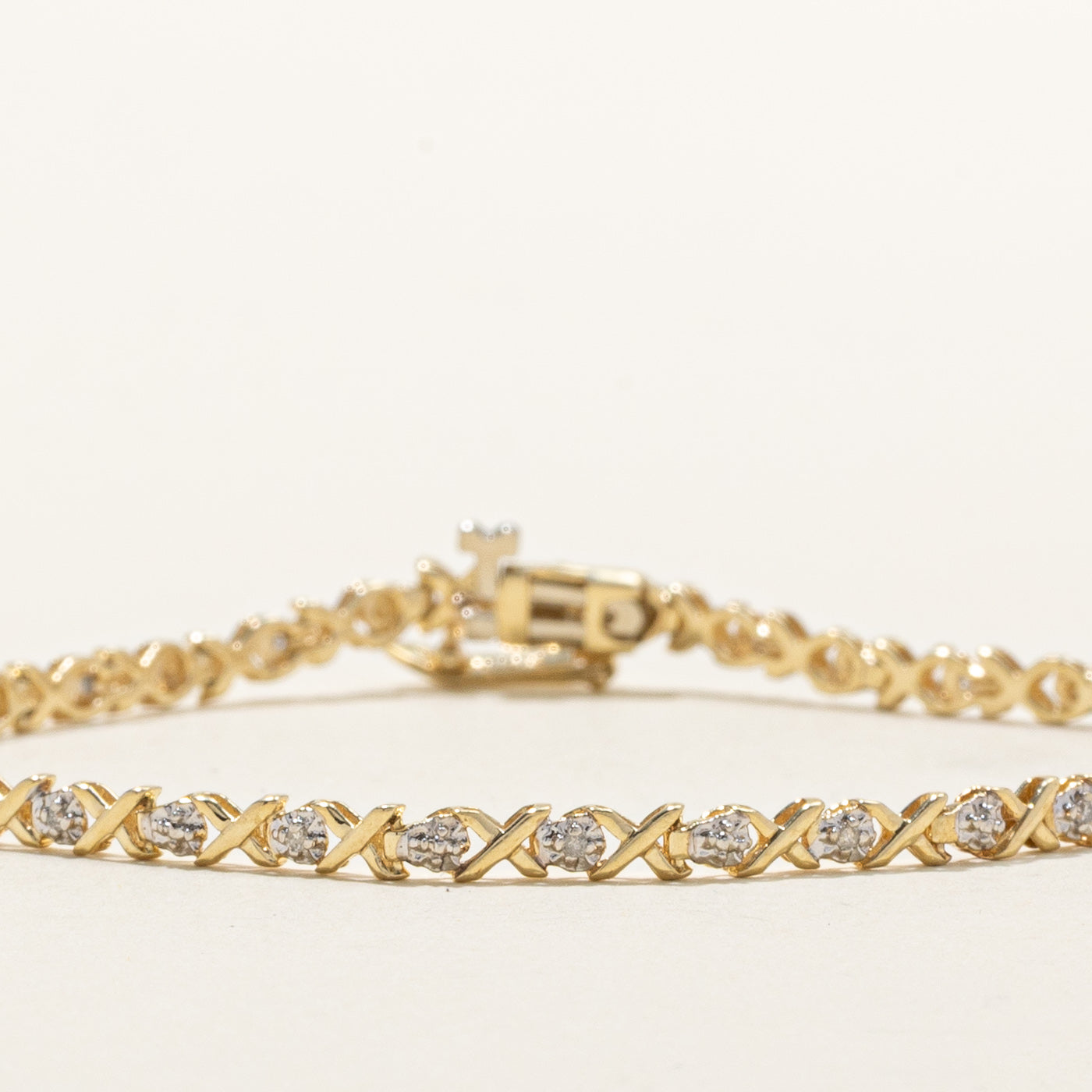 Bracelet tennis croisé en or 10 carats serti de diamants | 0,10 ct au total | 18,4 cm