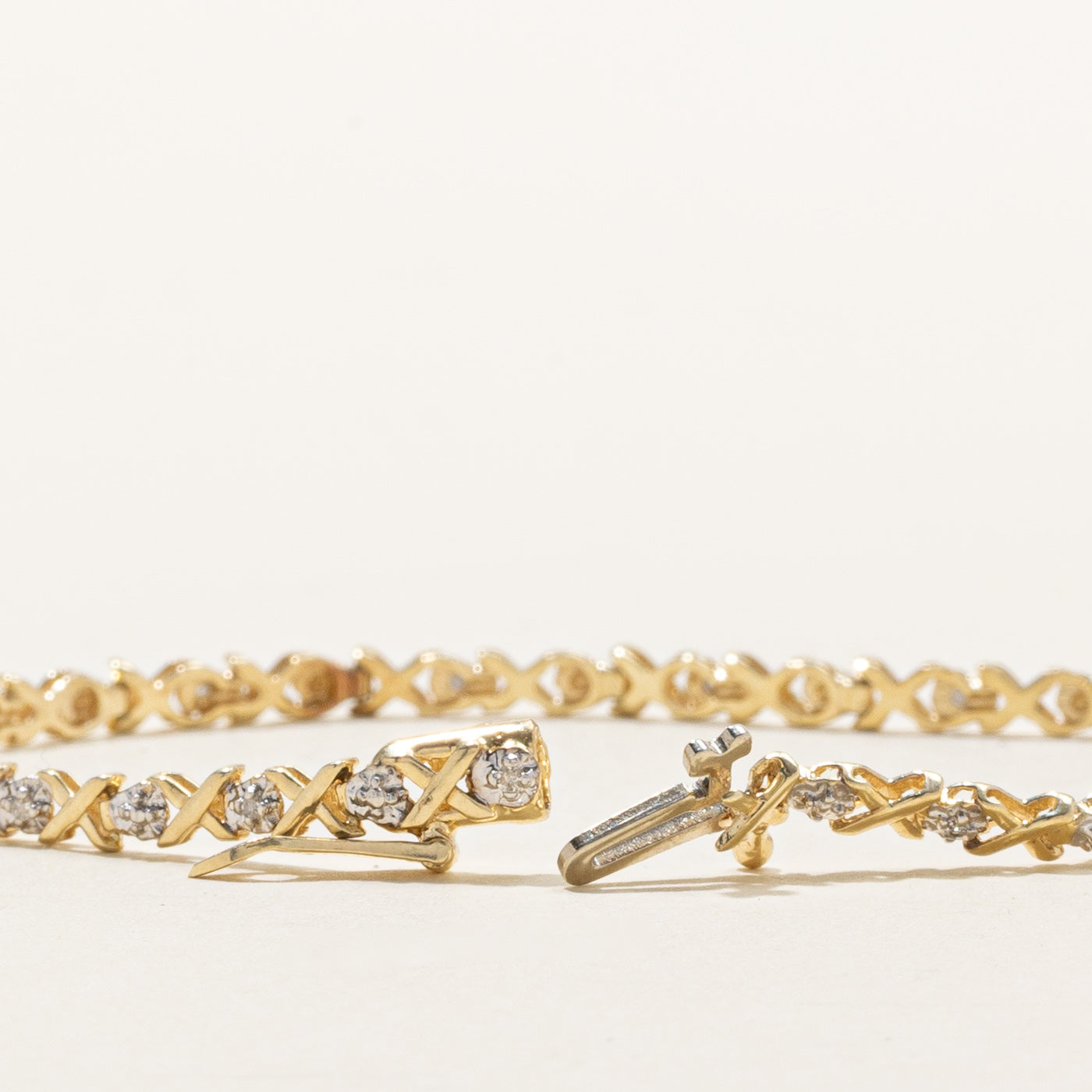 Bracelet tennis croisé en or 10 carats serti de diamants | 0,10 ct au total | 18,4 cm