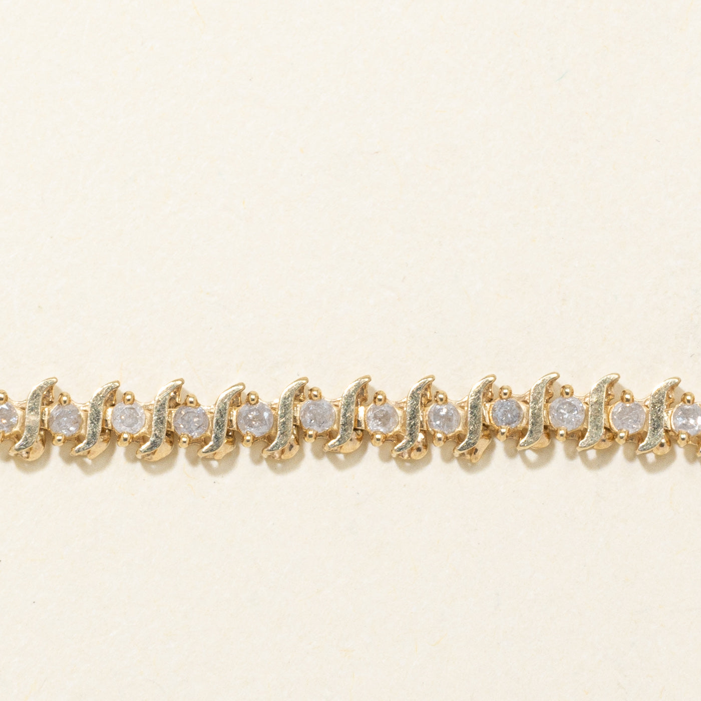 Bracelet tennis en or 10 carats serti de diamants tourbillonnants | 1,97 ct au total | 17,8 cm