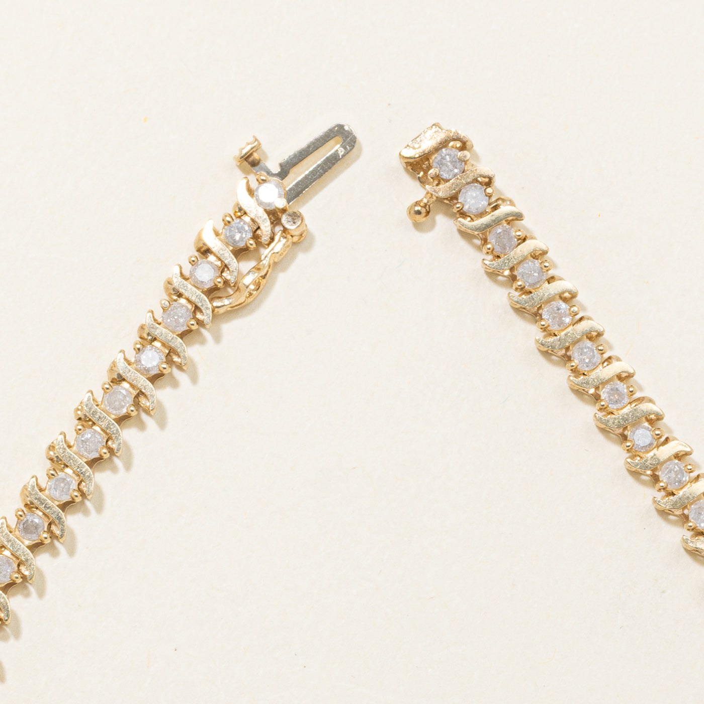 Bracelet tennis en or 10 carats serti de diamants tourbillonnants | 1,97 ct au total | 17,8 cm