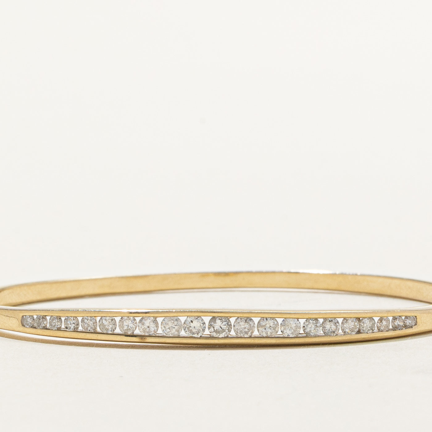 Bracelet jonc semi-éternité en or 14 carats serti de diamants | 0,88 ct au total | 17,1 cm