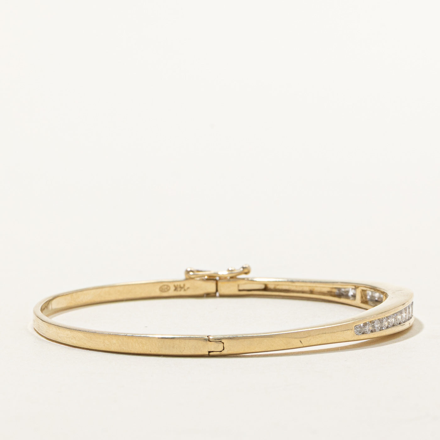 Bracelet jonc semi-éternité en or 14 carats serti de diamants | 0,88 ct au total | 17,1 cm