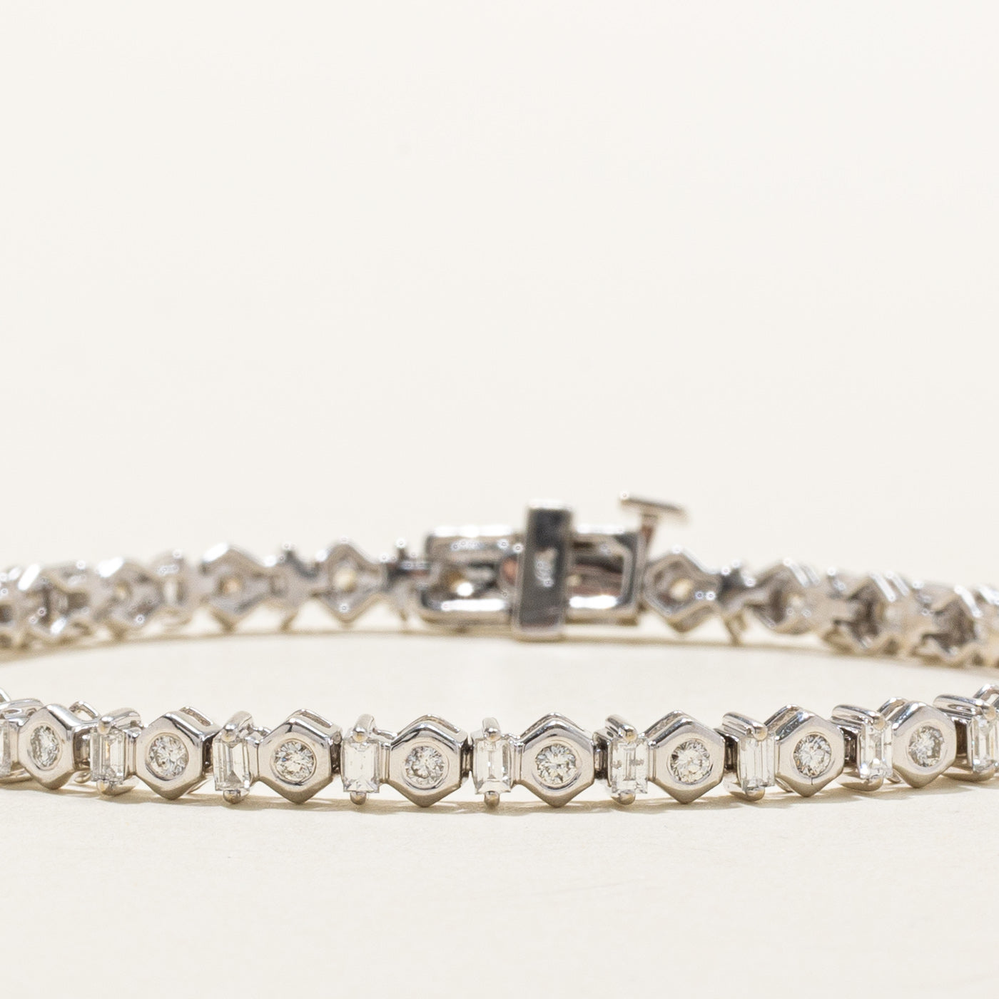 Bracelet tennis géométrique en or 14 carats serti de diamants taille multiple | 2,00 ct au total | 19 cm