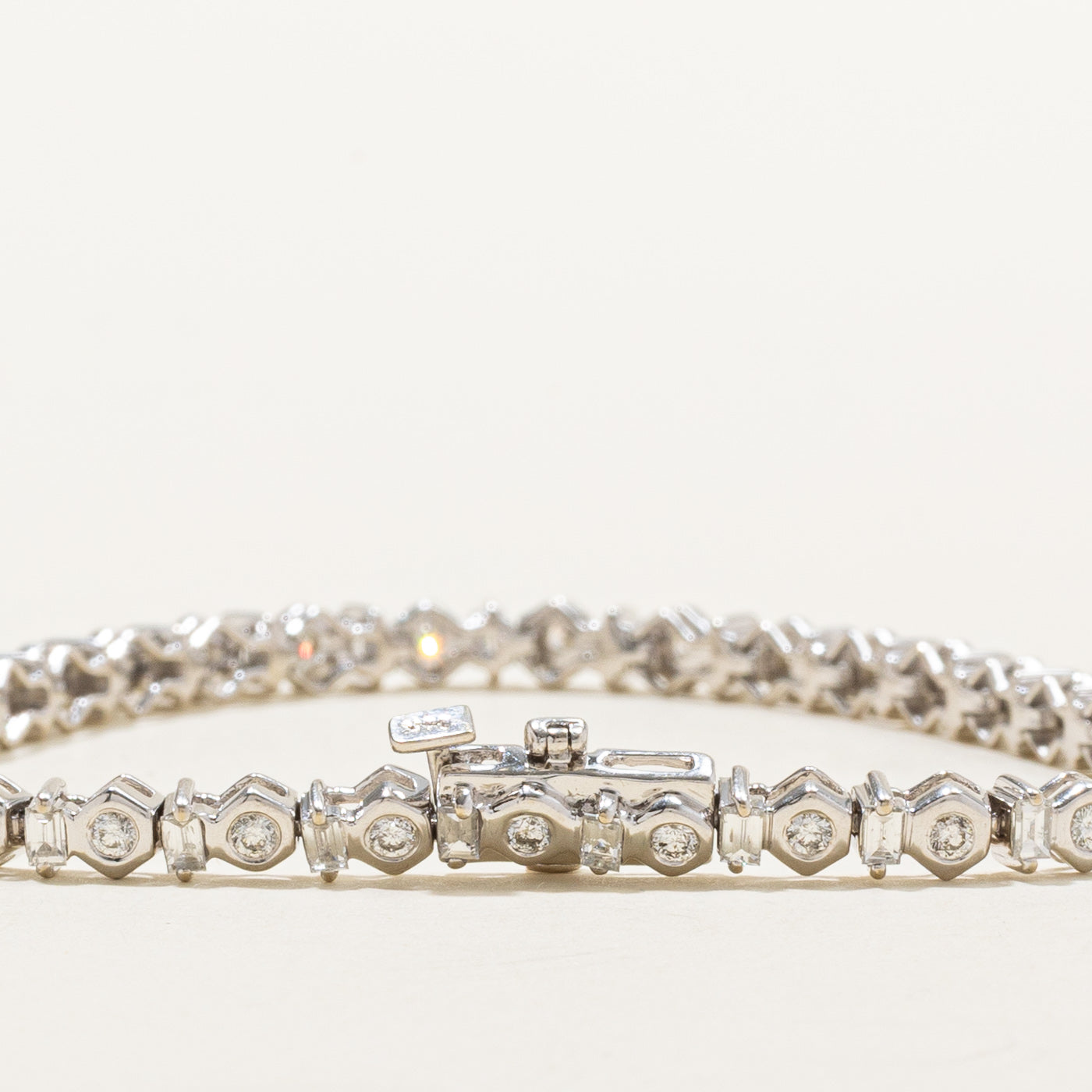 Bracelet tennis géométrique en or 14 carats serti de diamants taille multiple | 2,00 ct au total | 19 cm