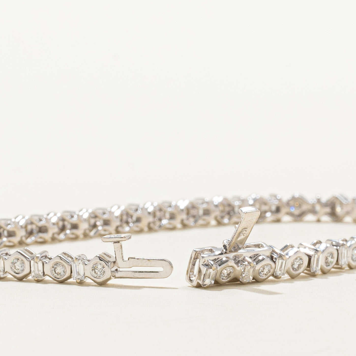 Bracelet tennis géométrique en or 14 carats serti de diamants taille multiple | 2,00 ct au total | 19 cm