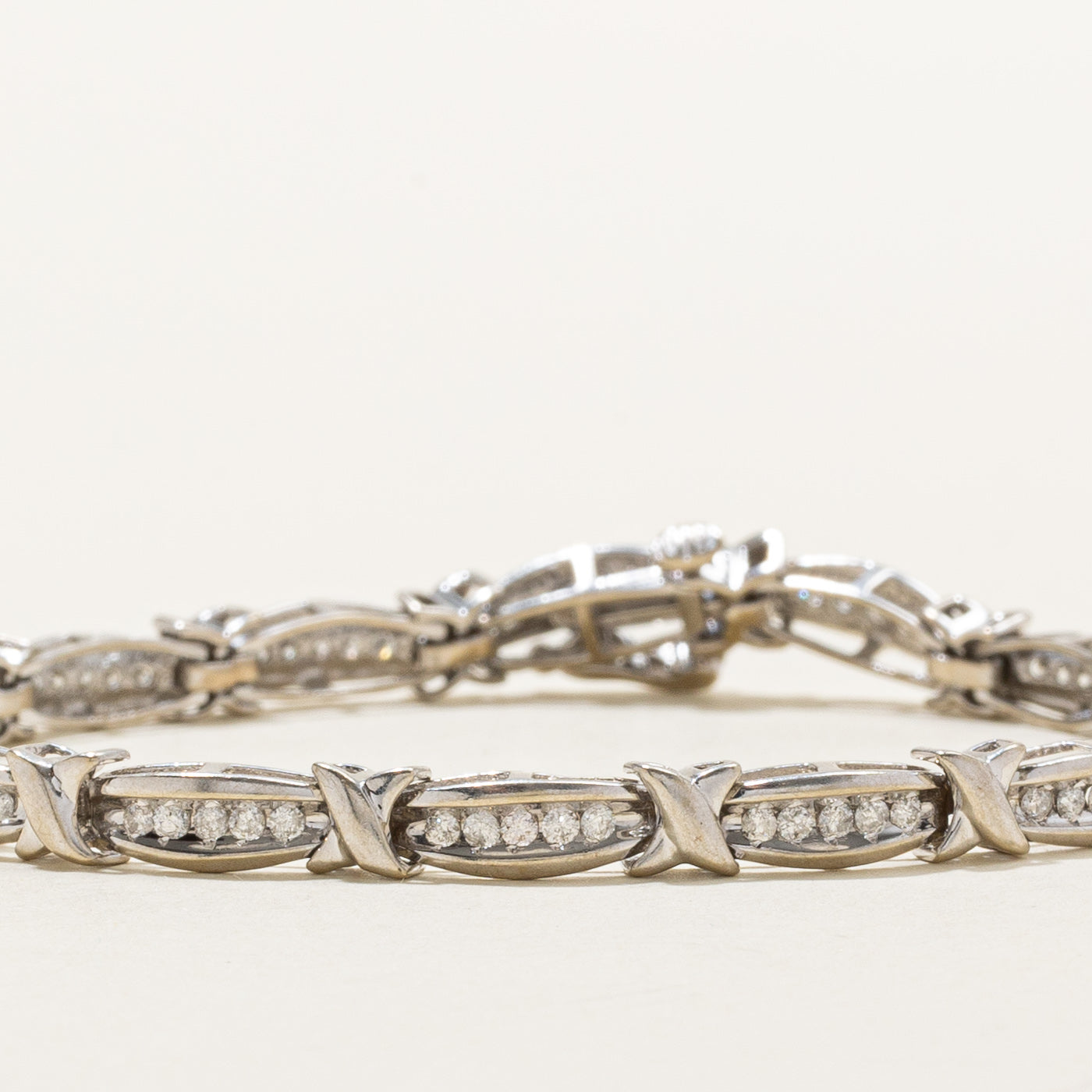 Bracelet tennis croisé en or 10 carats serti de diamants | 1,00 ct au total | 17,8 cm