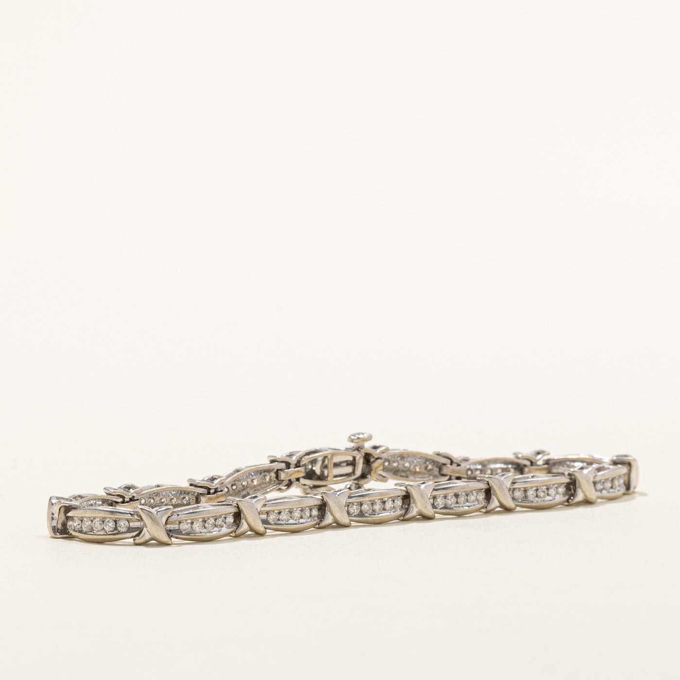 Bracelet tennis croisé en or 10 carats serti de diamants | 1,00 ct au total | 17,8 cm