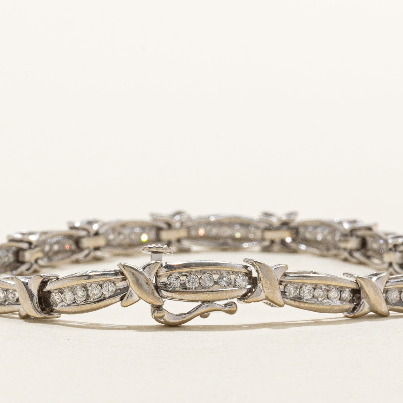 Bracelet tennis croisé en or 10 carats serti de diamants | 1,00 ct au total | 17,8 cm