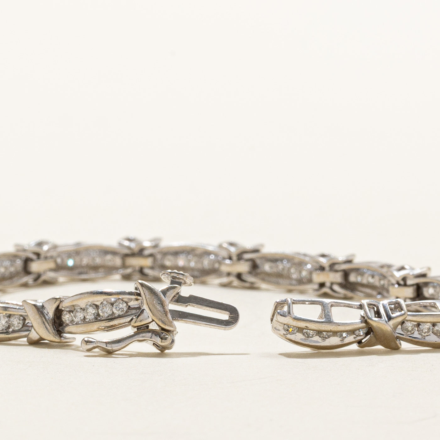 Bracelet tennis croisé en or 10 carats serti de diamants | 1,00 ct au total | 17,8 cm