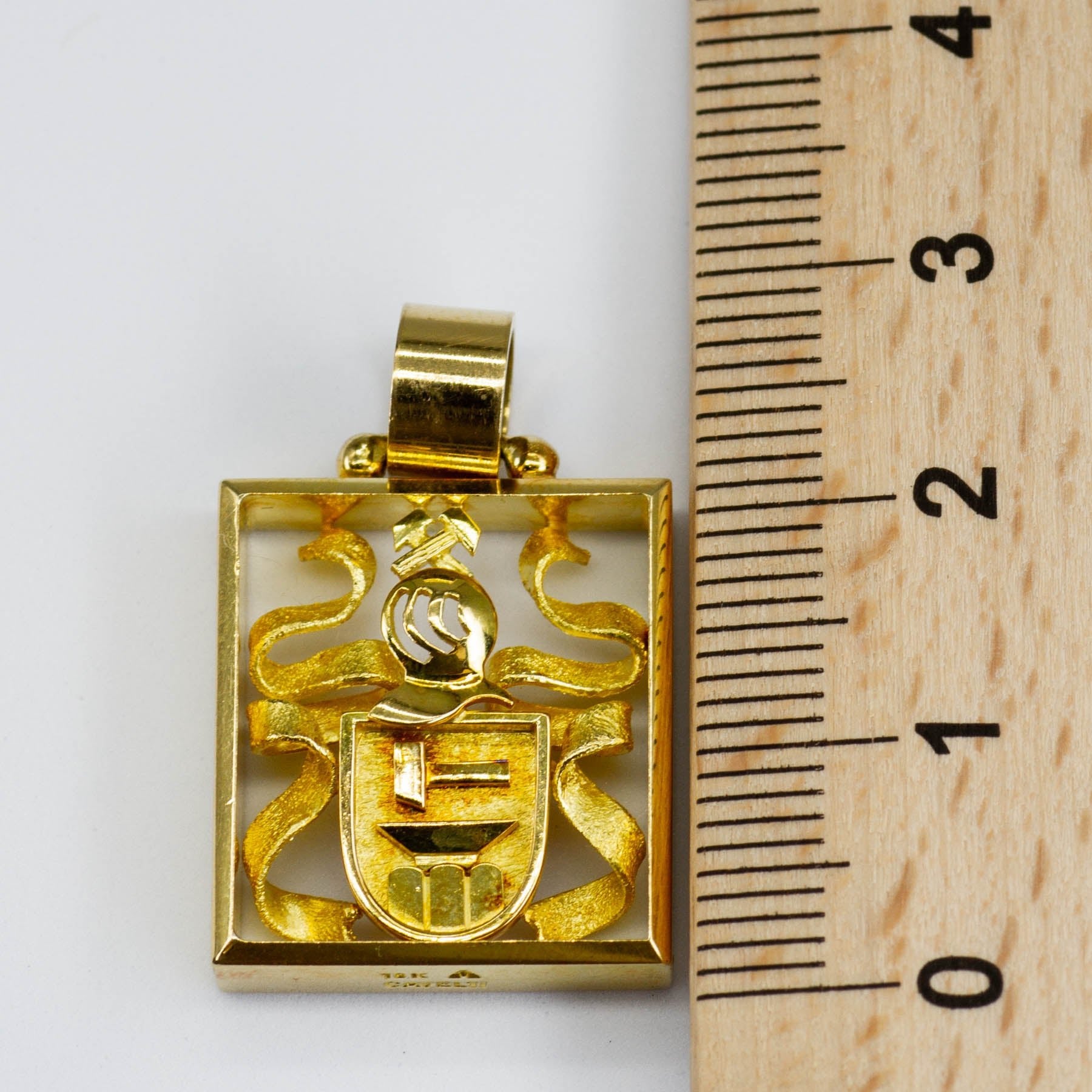 'Cavelti' 18k Gold Crest Pendant | - 100 Ways