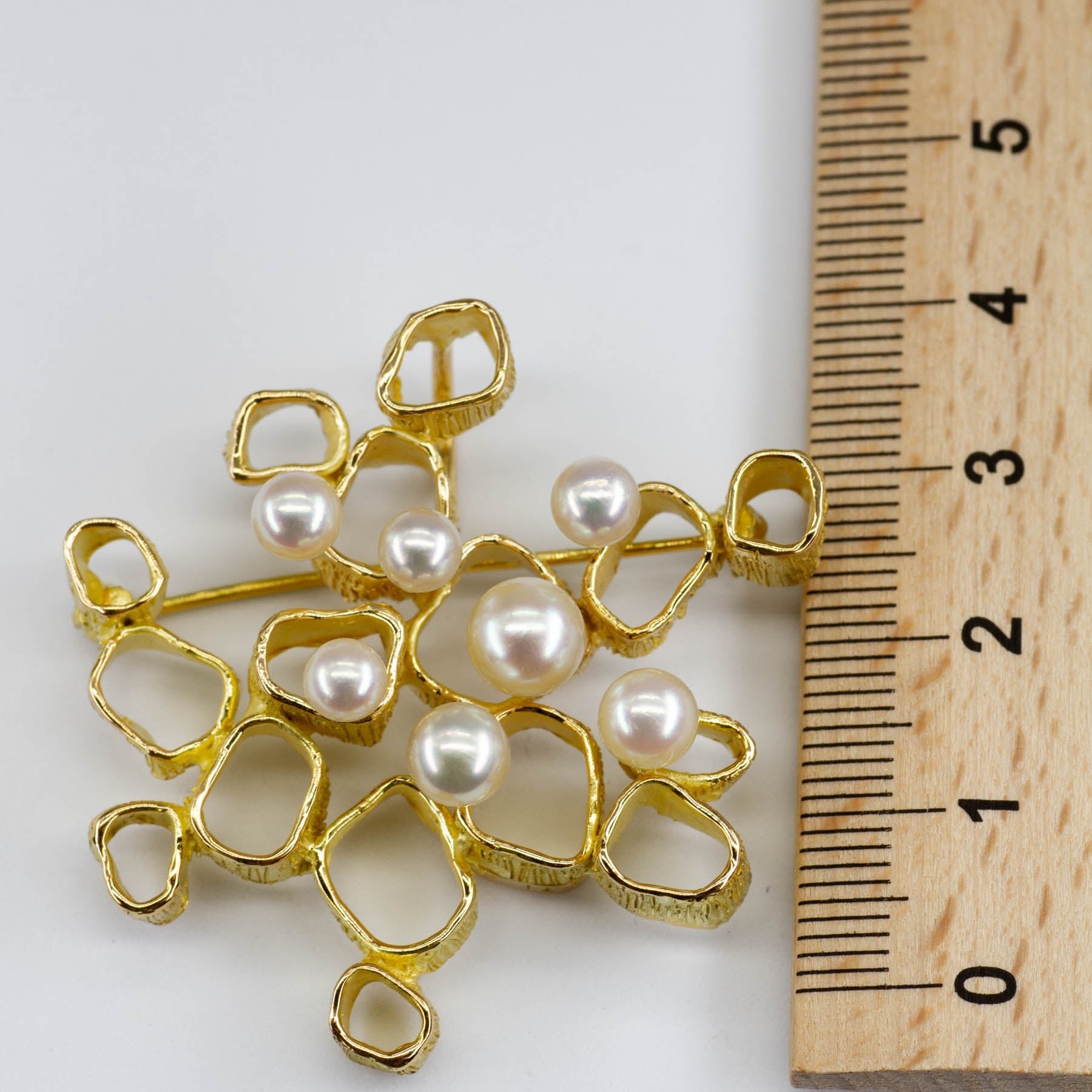 'Cavelti' Gold and Pearl Pendant and Brooch | - 100 Ways