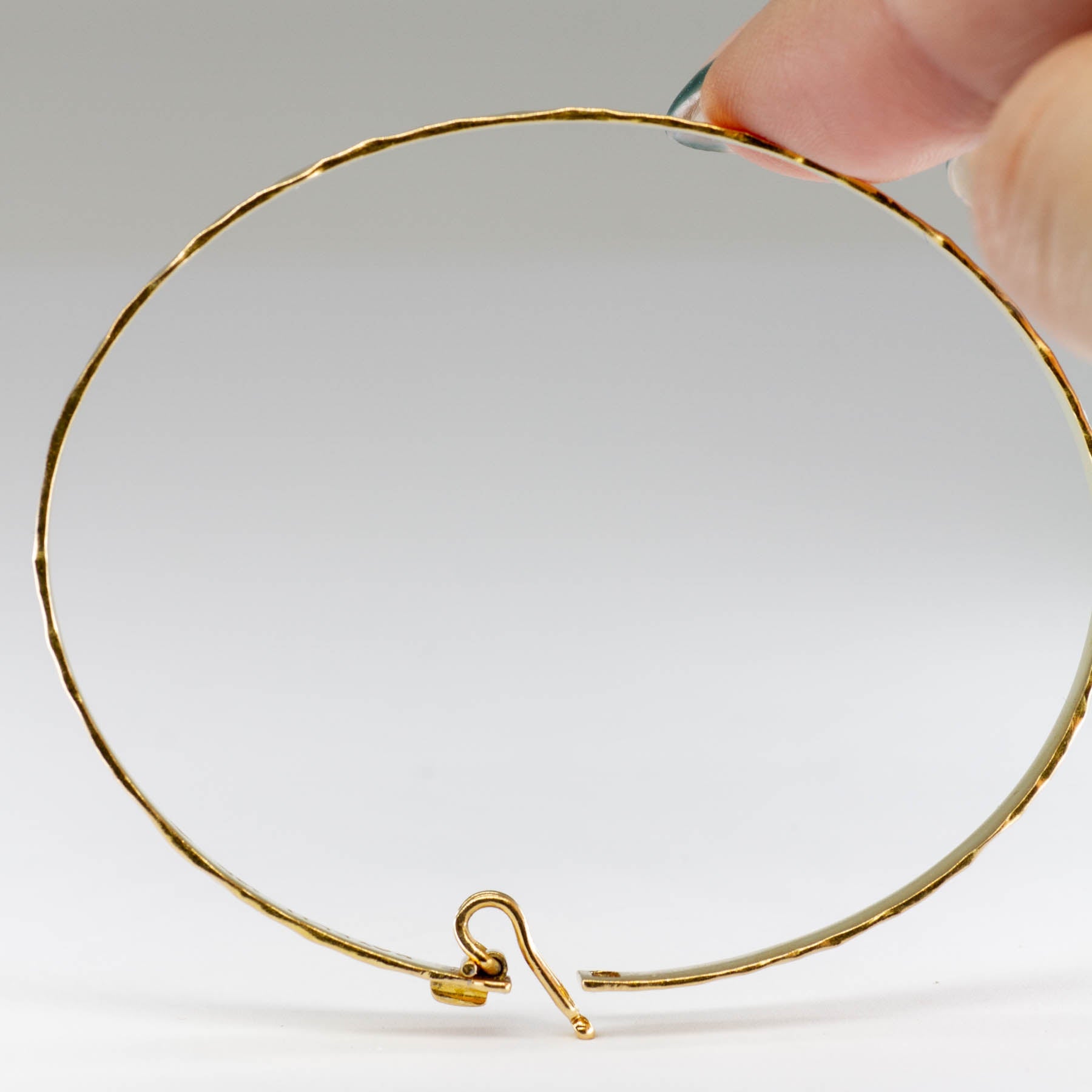 'Cavelti' Hammered 18k Gold Bangle | 7" - 100 Ways