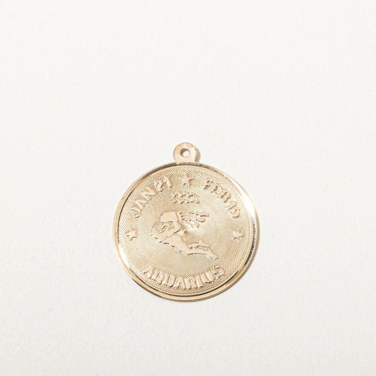 14k Yellow Gold Engraved Aquarius Zodiac Circle Pendant