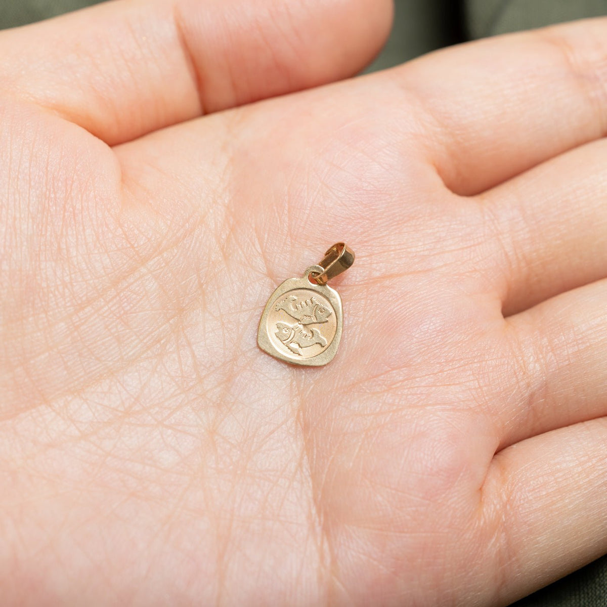 10k Yellow Gold Engraved Pisces Zodiac Pendant