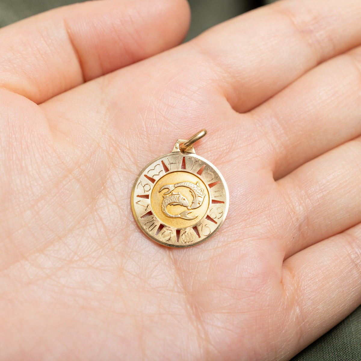 18k Yellow Gold Pisces Zodiac Circle Pendant