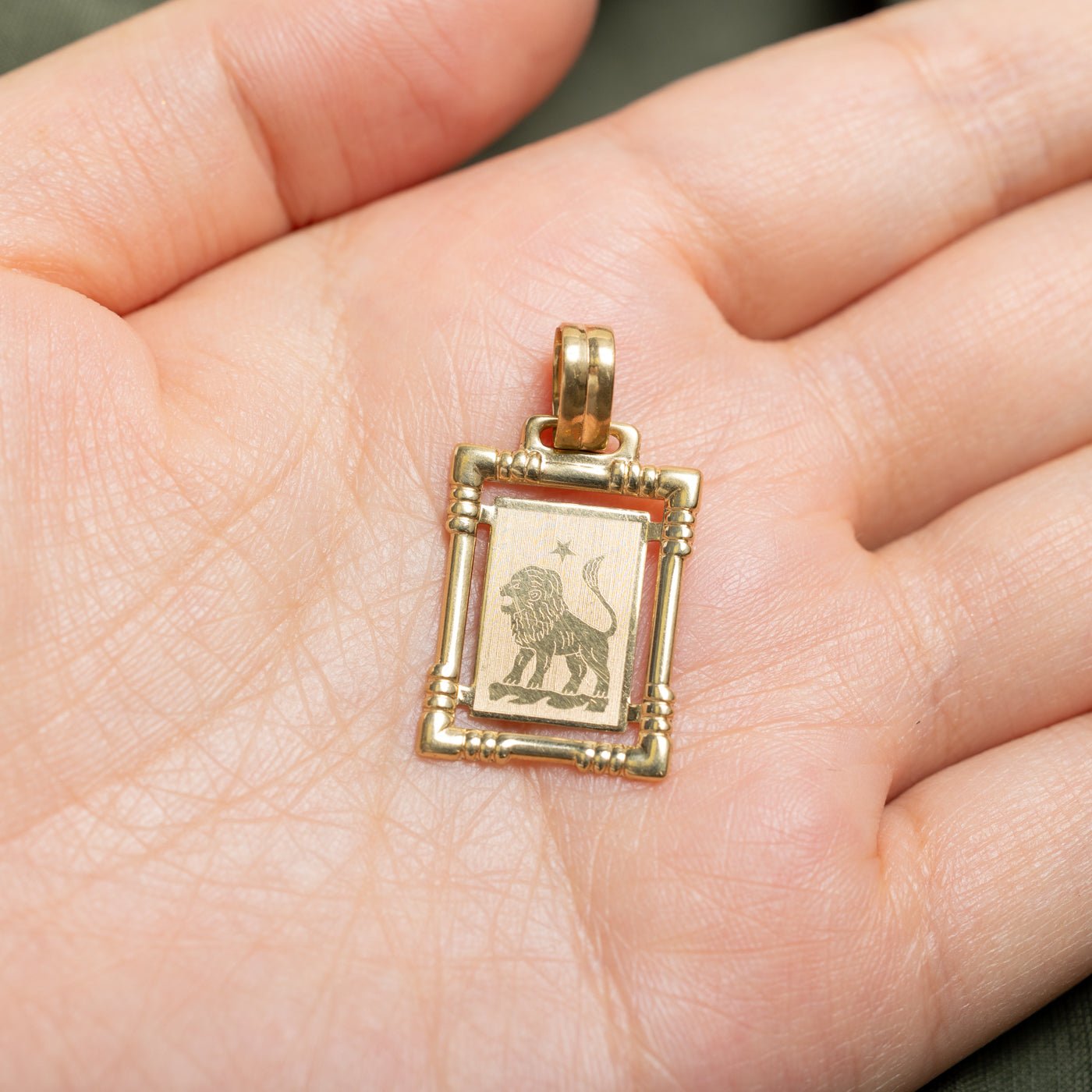 14k Yellow Gold Grooved Leo Zodiac Circle Pendant