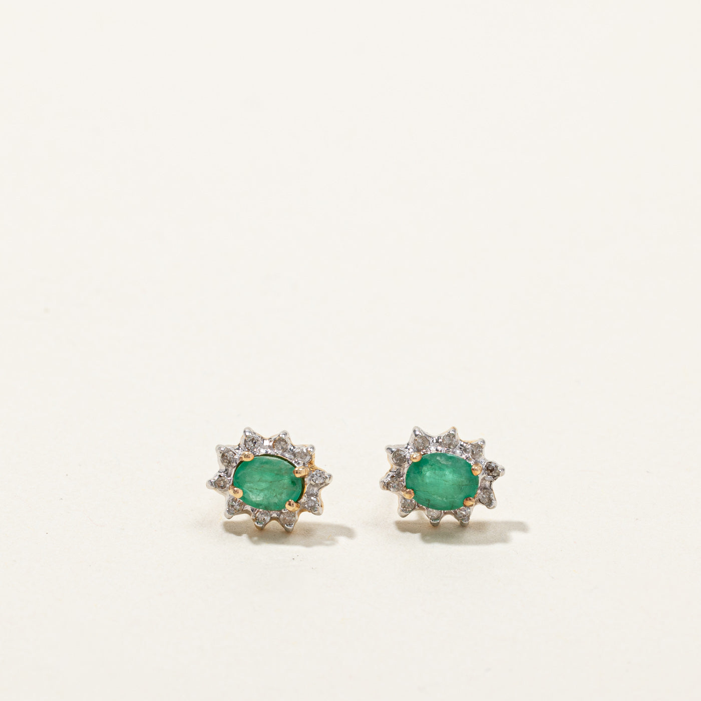 Boucles d'oreilles puces en émeraude et diamants | 0,60 ct | 0,10 ct | 