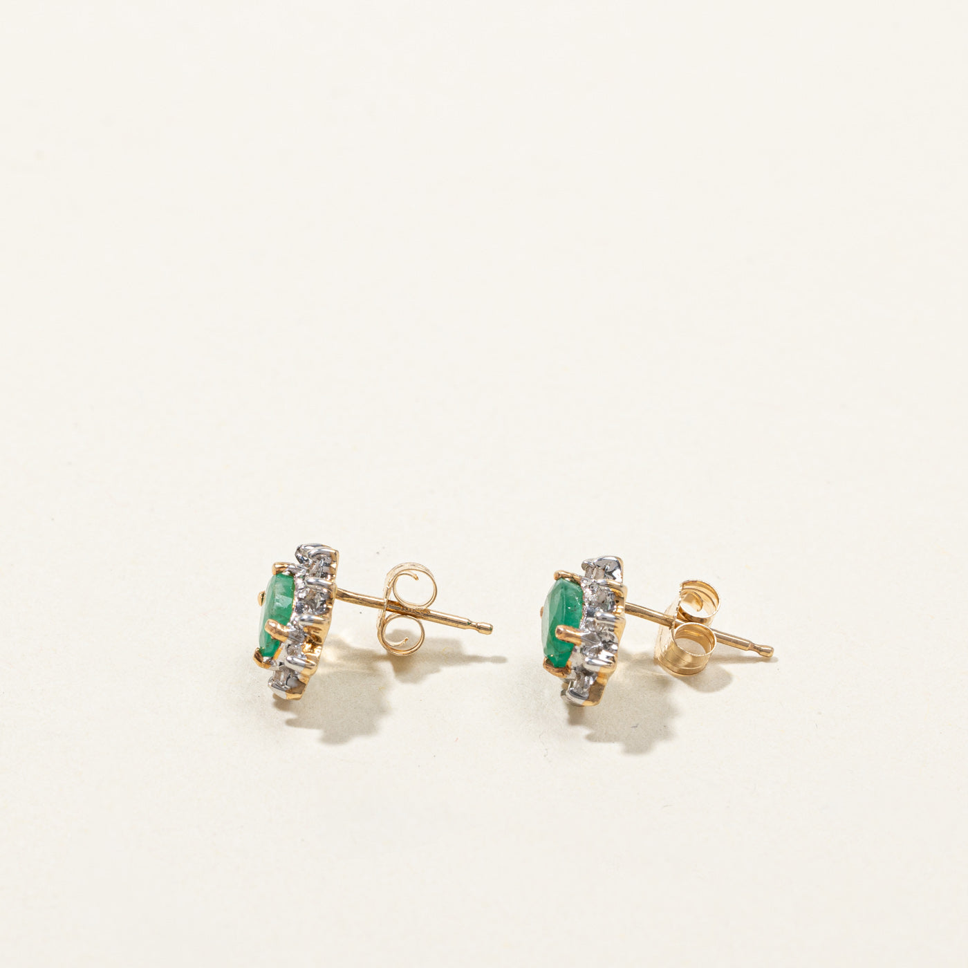 Boucles d'oreilles puces en émeraude et diamants | 0,60 ct | 0,10 ct | 