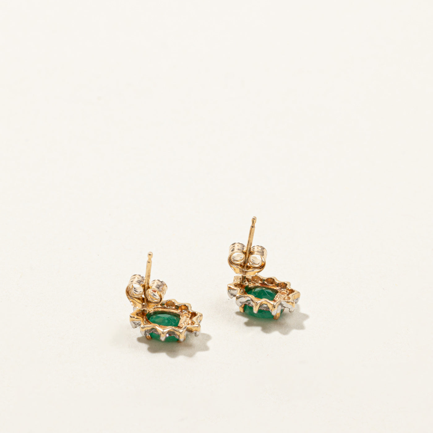 Boucles d'oreilles puces en émeraude et diamants | 0,60 ct | 0,10 ct | 