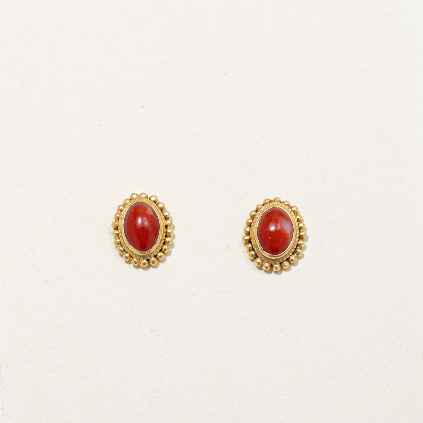 Boucles d'oreilles puces en corail | 1,20 ct | 