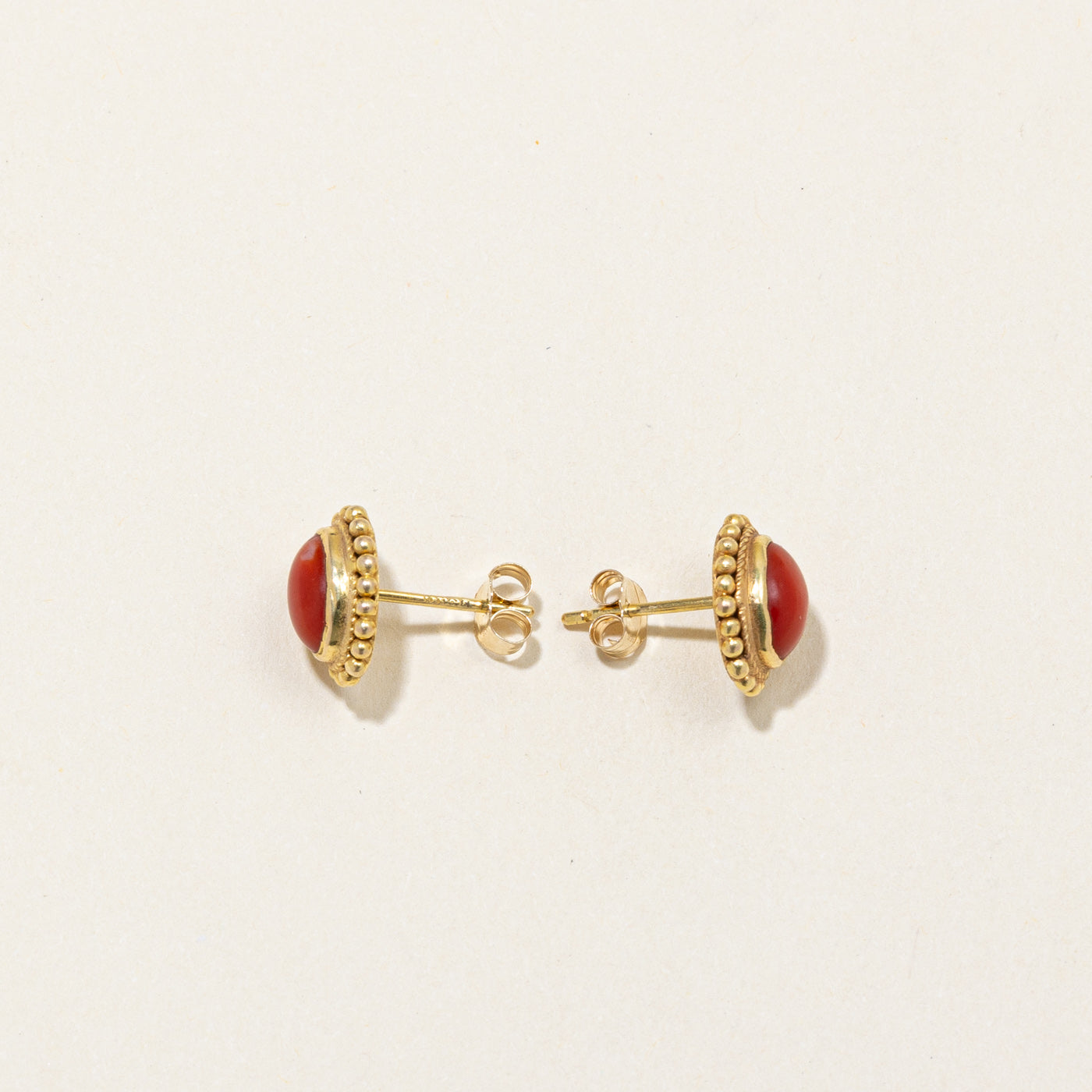 Boucles d'oreilles puces en corail | 1,20 ct | 